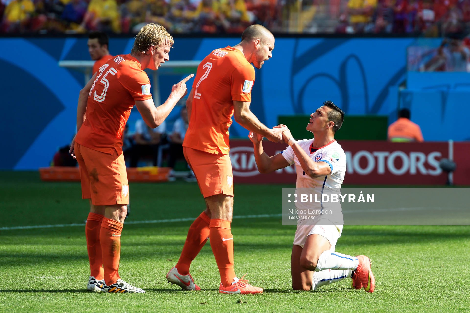 Hollands Dirk Kuyt och Ron Vlaar och Chiles Alexis Sanchez