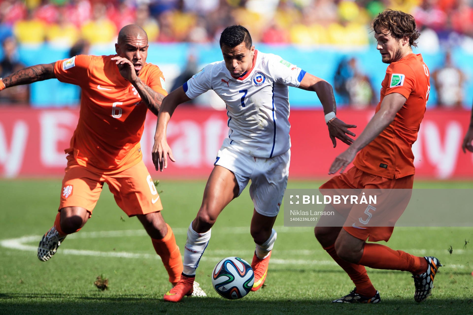 Hollands Daley Blind och Nigel de Jong och Chiles Alexis Sanchez under fotbollsmatchen mellan Holland och Chile under fotbolls-VM den 23 juni 2014 i Sao Paulo.