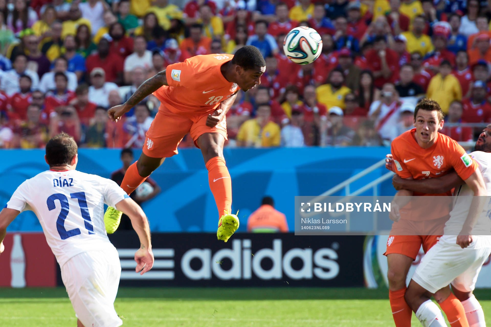 Hollands Leroy Fer nickar in 1-0