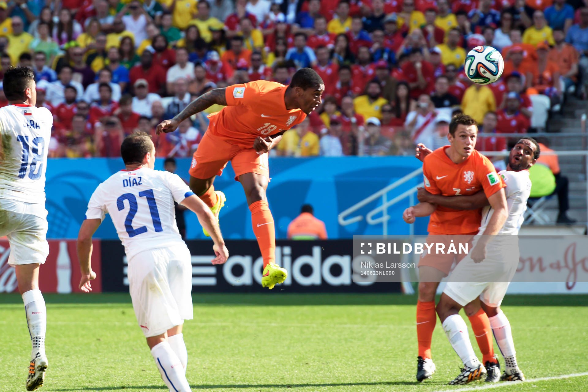 Hollands Leroy Fer nickar in 1-0