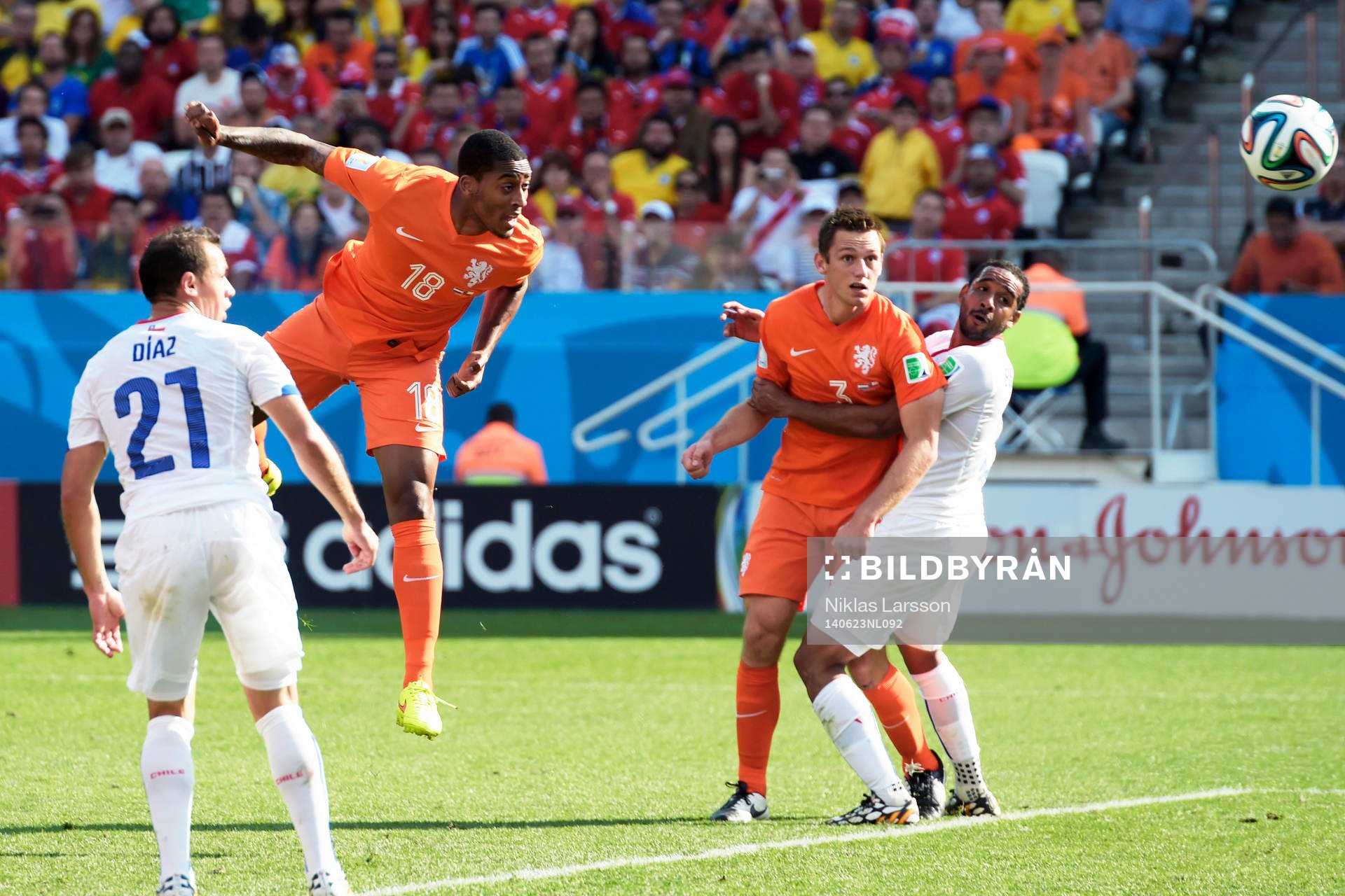 Hollands Leroy Fer nickar in 1-0