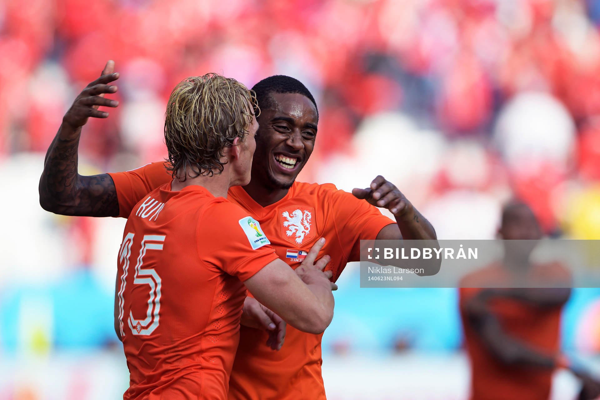 Hollands Dirk Kuyt och Leroy Fer jublar