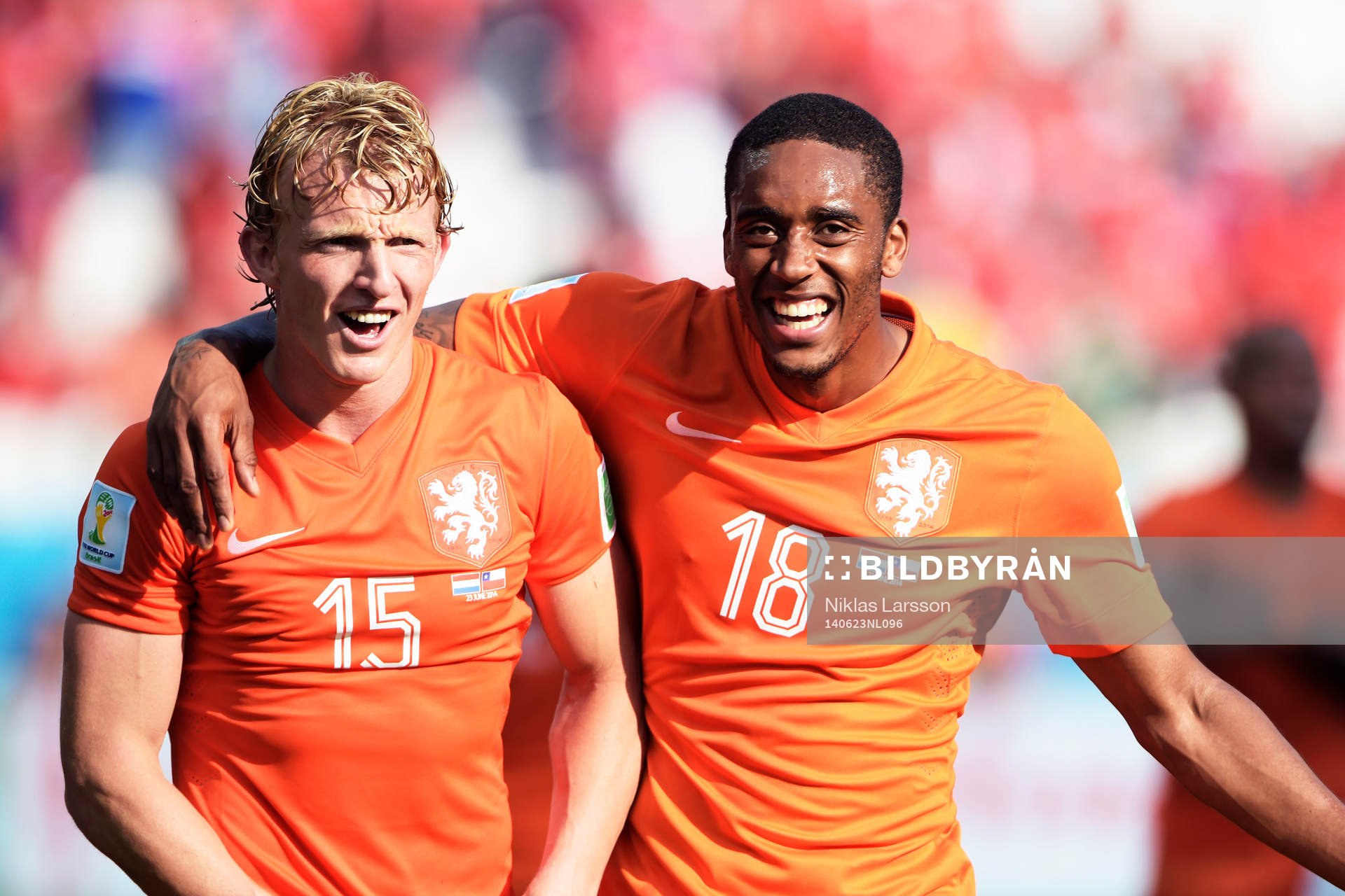 Hollands Dirk Kuyt och Leroy Fer jublar