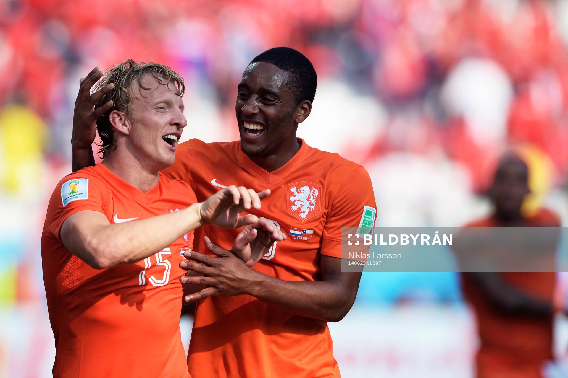 Hollands Dirk Kuyt och Leroy Fer jublar