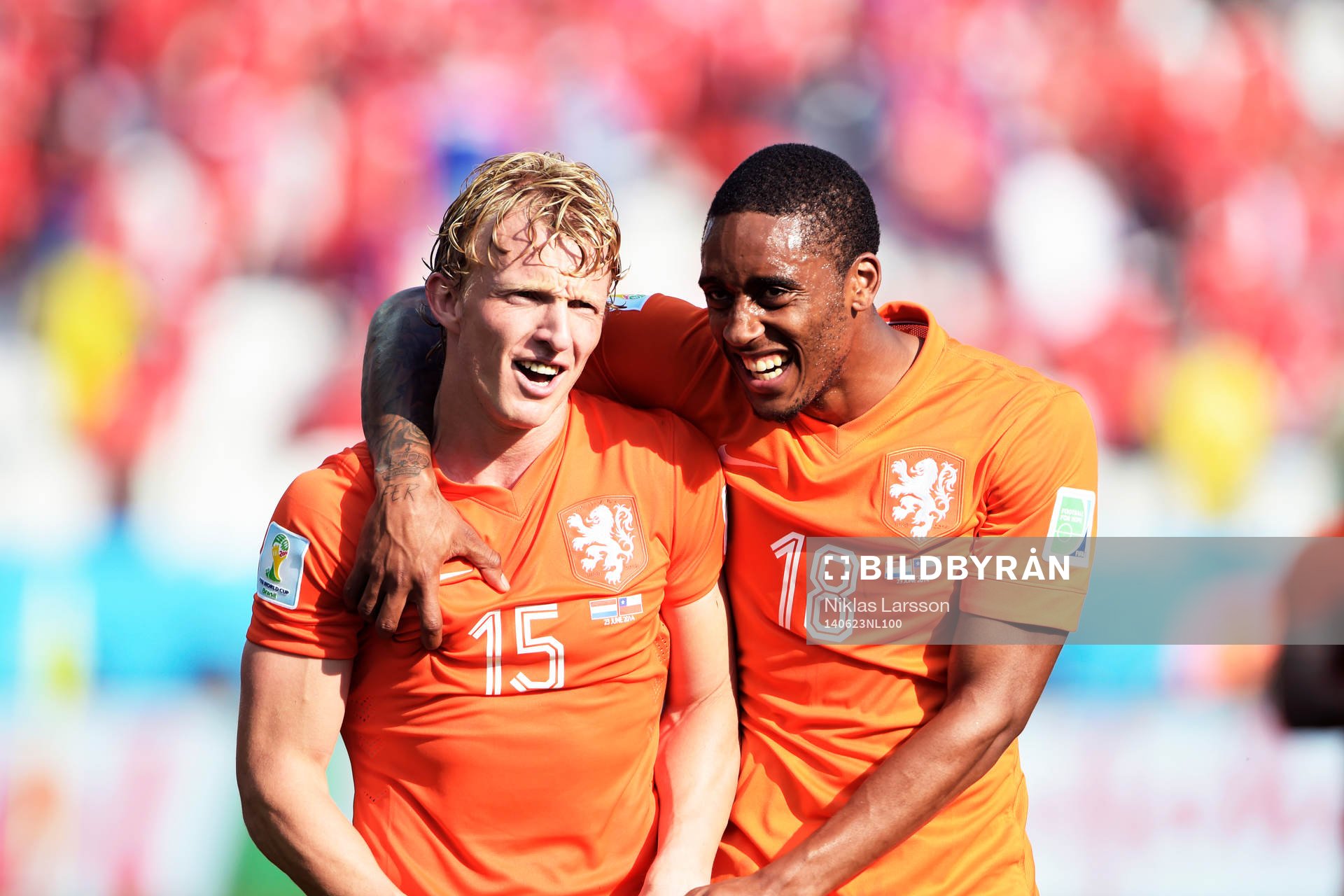 Hollands Dirk Kuyt och Leroy Fer jublar