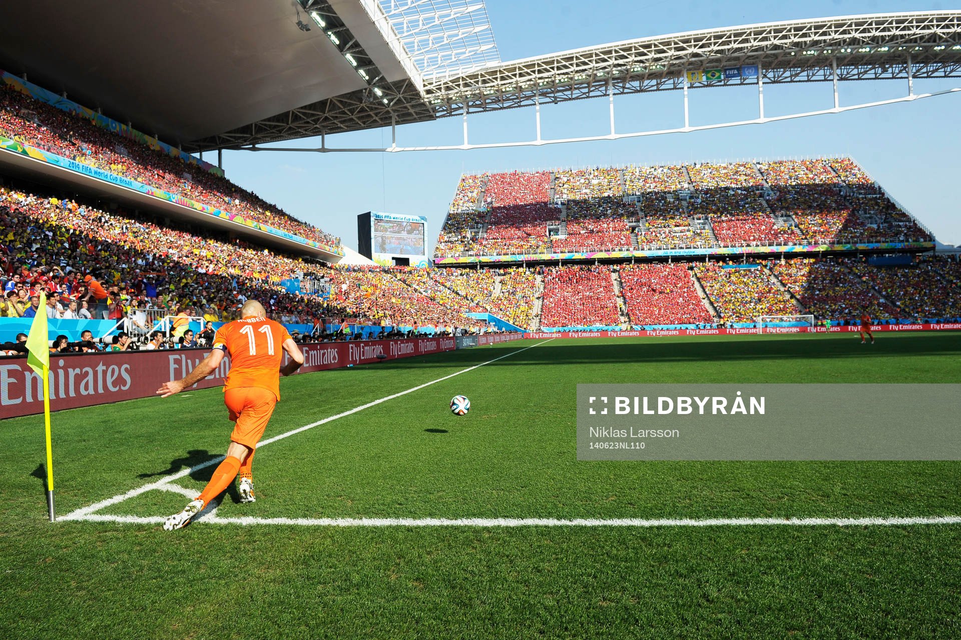 Hollands Arjen Robben slår en hörna under fotbollsmatchen mellan Holland och Chile under fotbolls-VM den 23 juni 2014 i Sao Paulo.