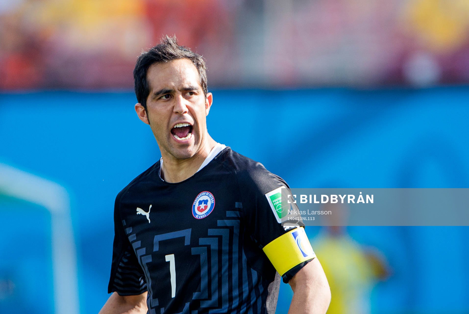 Chiles målvakt Claudio Bravo  under fotbollsmatchen mellan Holland och Chile under fotbolls-VM den 23 juni 2014 i Sao Paulo.