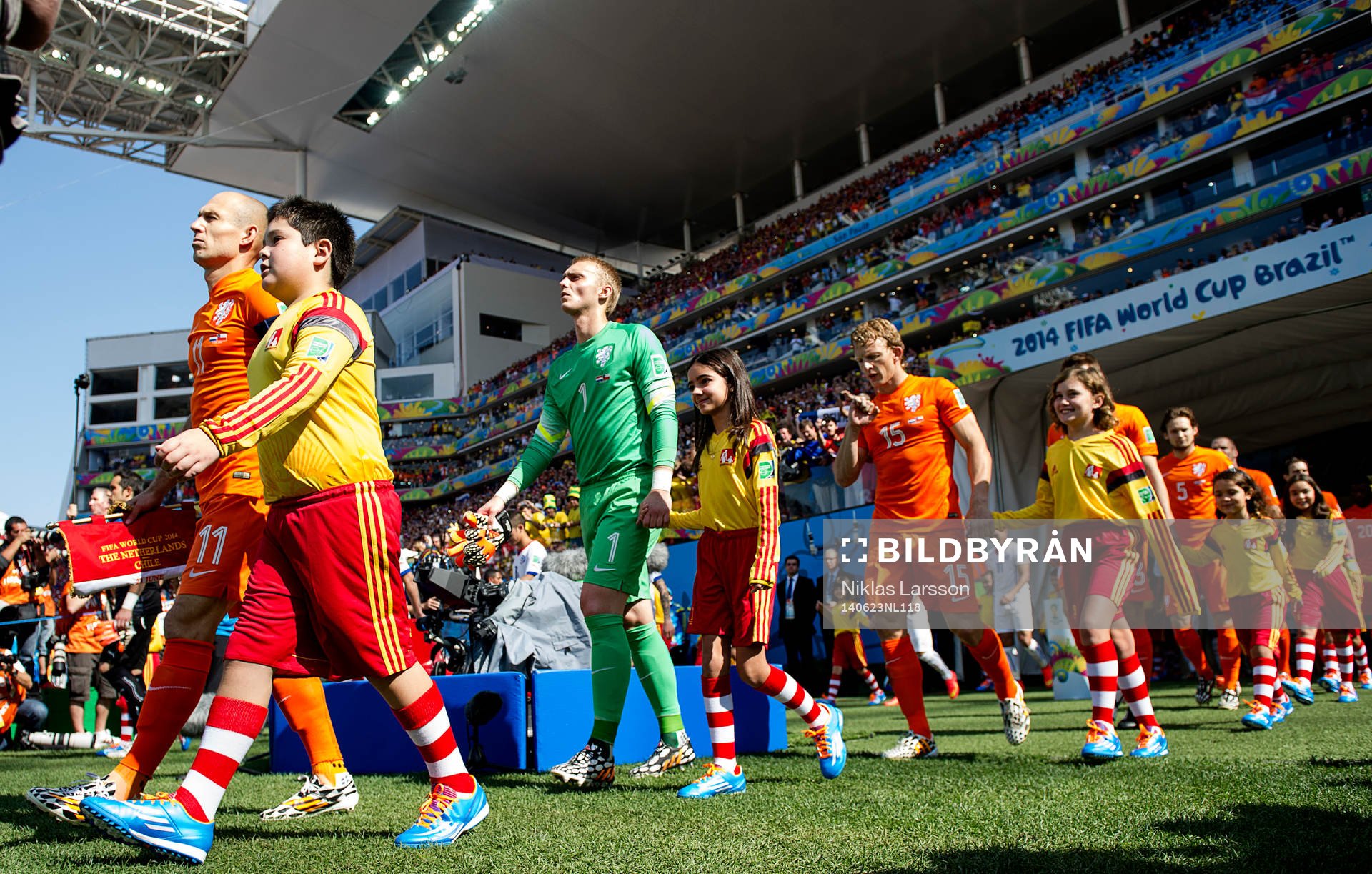 Hollands lag gör entré under fotbollsmatchen mellan Holland och Chile under fotbolls-VM den 23 juni 2014 i Sao Paulo.