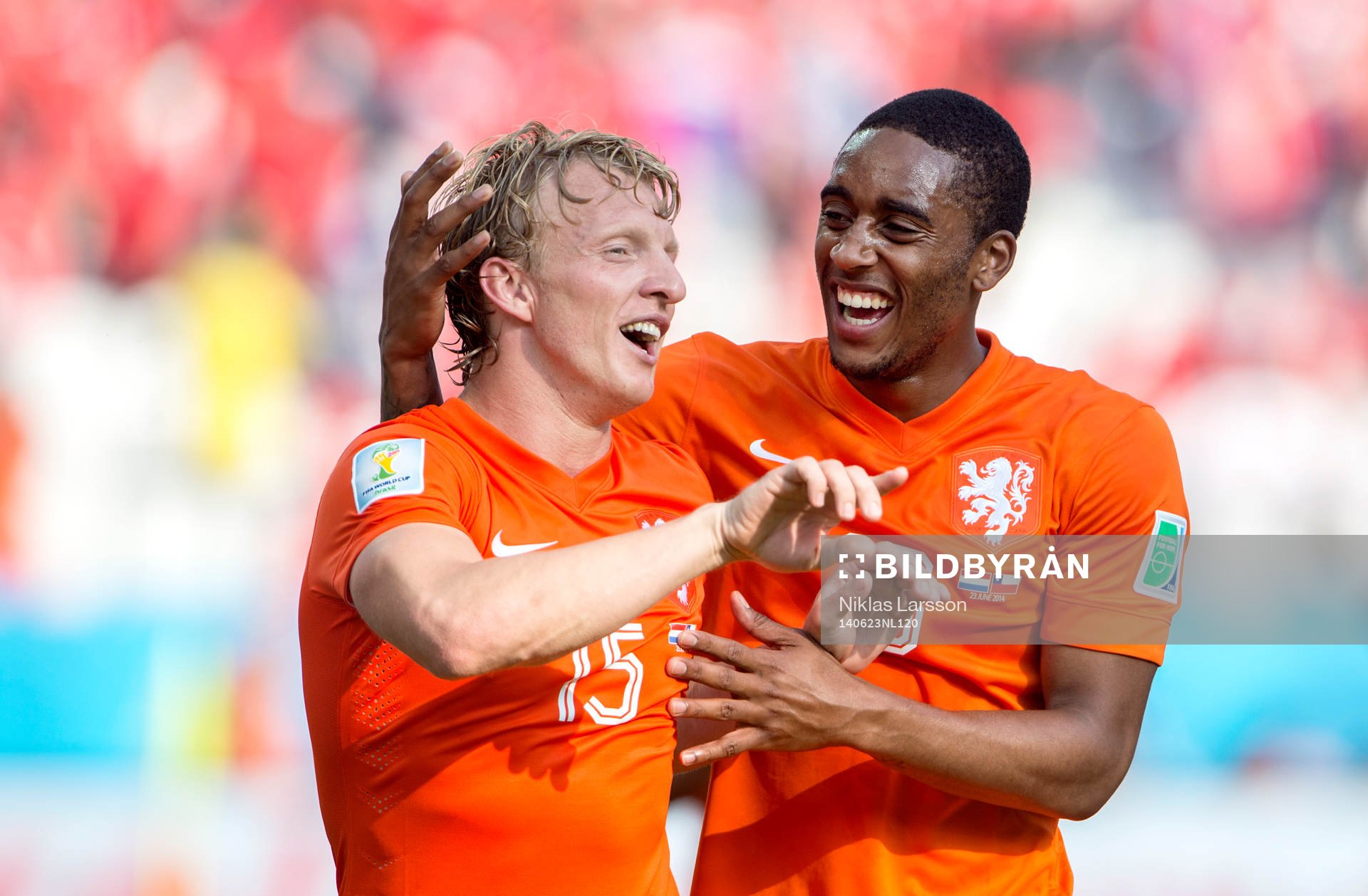 Hollands Dirk Kuyt och Leroy Fer jublar