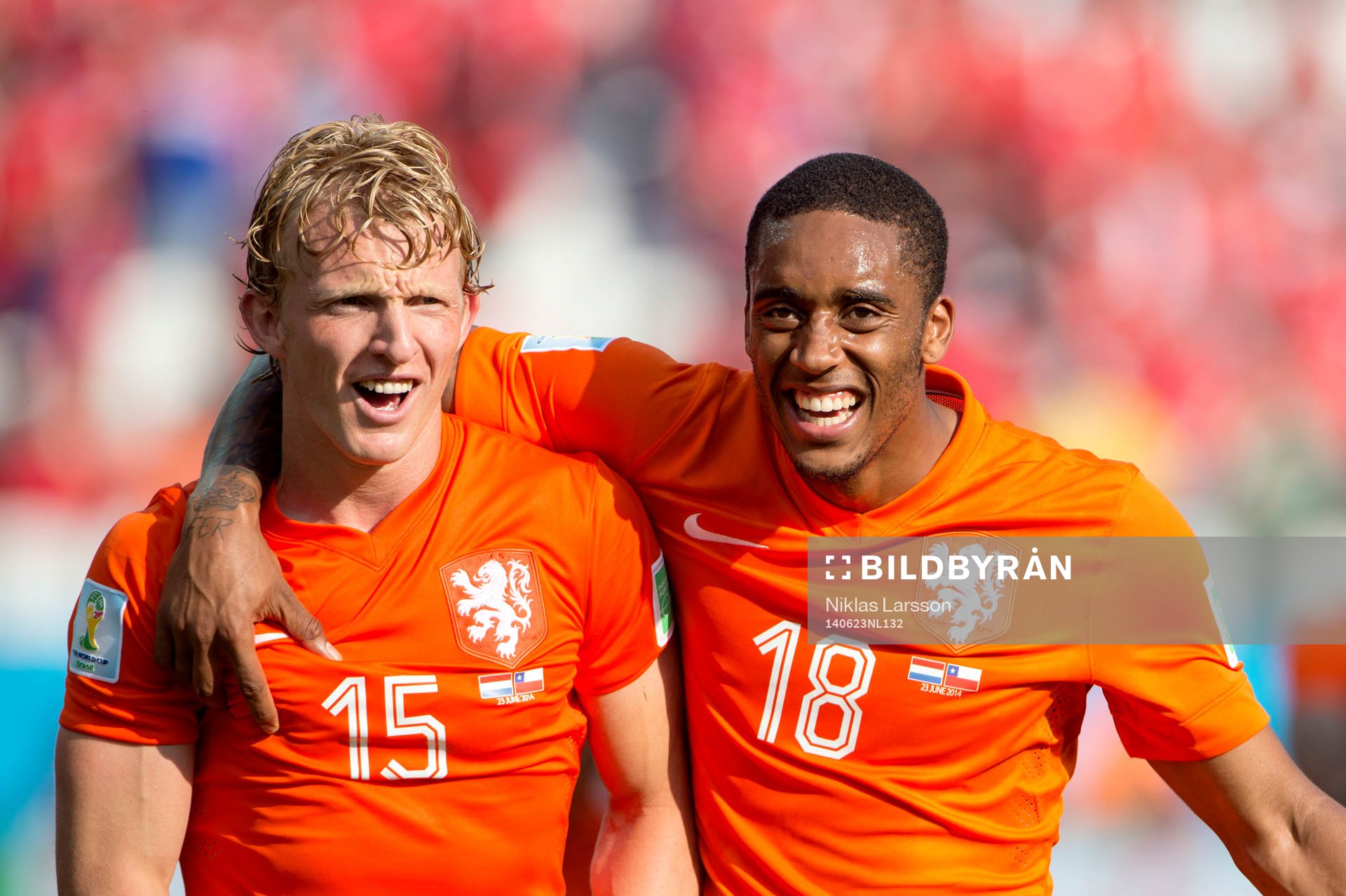 Hollands Dirk Kuyt och Leroy Fer jublar under fotbollsmatchen mellan Holland och Chile under fotbolls-VM den 23 juni 2014 i Sao Paulo.