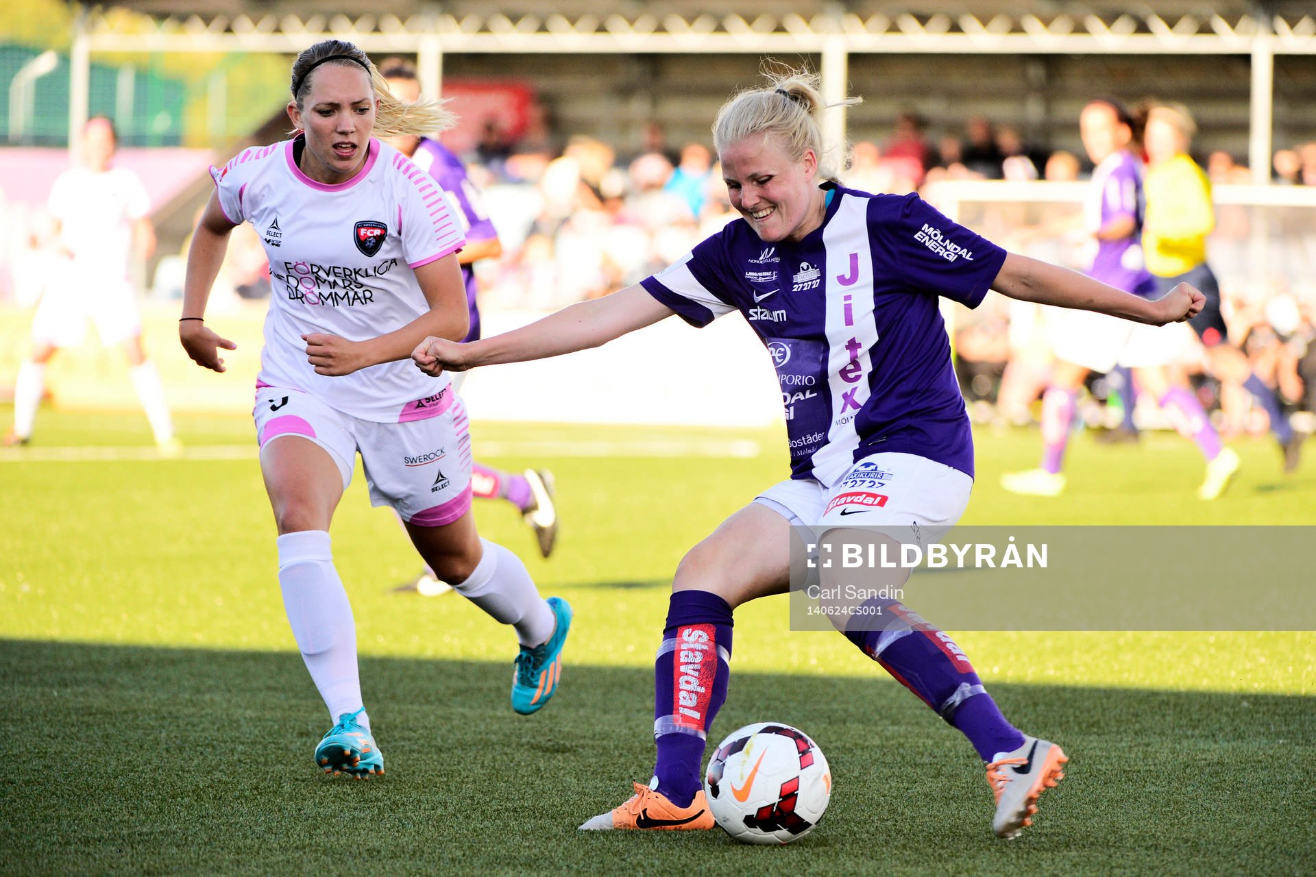 Rosengårds Elin Rubensson och Jitex Soffia Gunnarsdottir under fotbollsmatchen i damallsvenskan mellan Jitex och Rosengård den 24 maj 2014 i Mölndal.
