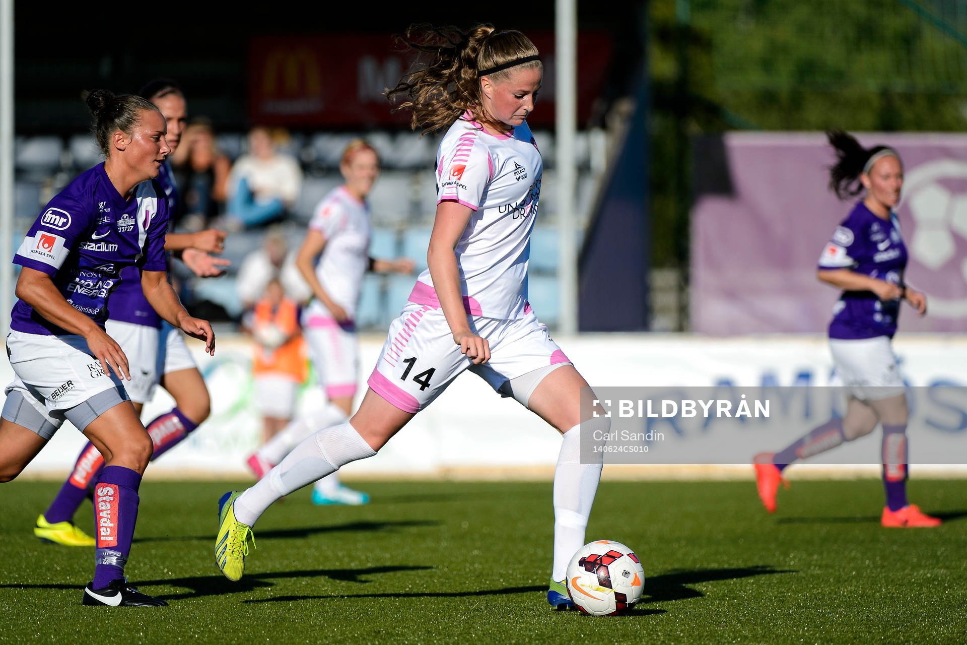 Rosengårds Nicoline Sørensen laddar för skott under fotbollsmatchen i damallsvenskan mellan Jitex och Rosengård den 24 maj 2014 i Mölndal.
