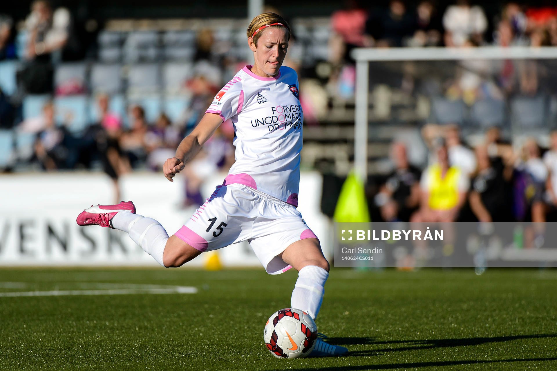 Rosengårds Therese Sjögran laddar för skott under fotbollsmatchen i damallsvenskan mellan Jitex och Rosengård den 24 maj 2014 i Mölndal.