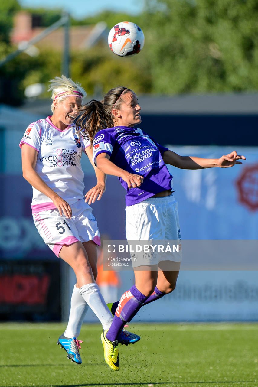 Nickduell mellan Rosengårds Lisa Ek och Jitex Anna Oscarsson under fotbollsmatchen i damallsvenskan mellan Jitex och Rosengård den 24 maj 2014 i Mölndal.