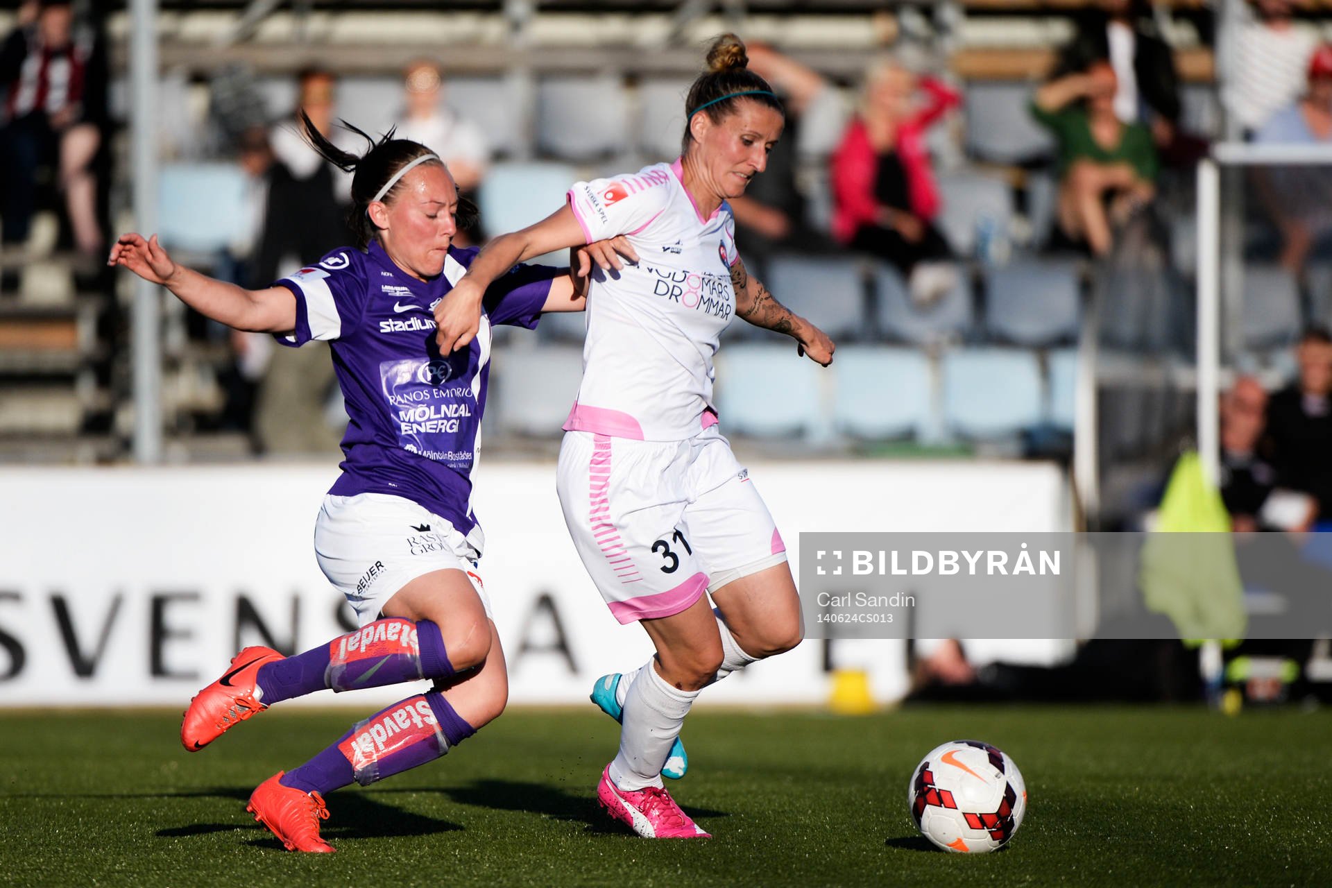 Jitex Linn Andersson och Rosengårds Anja Mittag under fotbollsmatchen i damallsvenskan mellan Jitex och Rosengård den 24 maj 2014 i Mölndal.