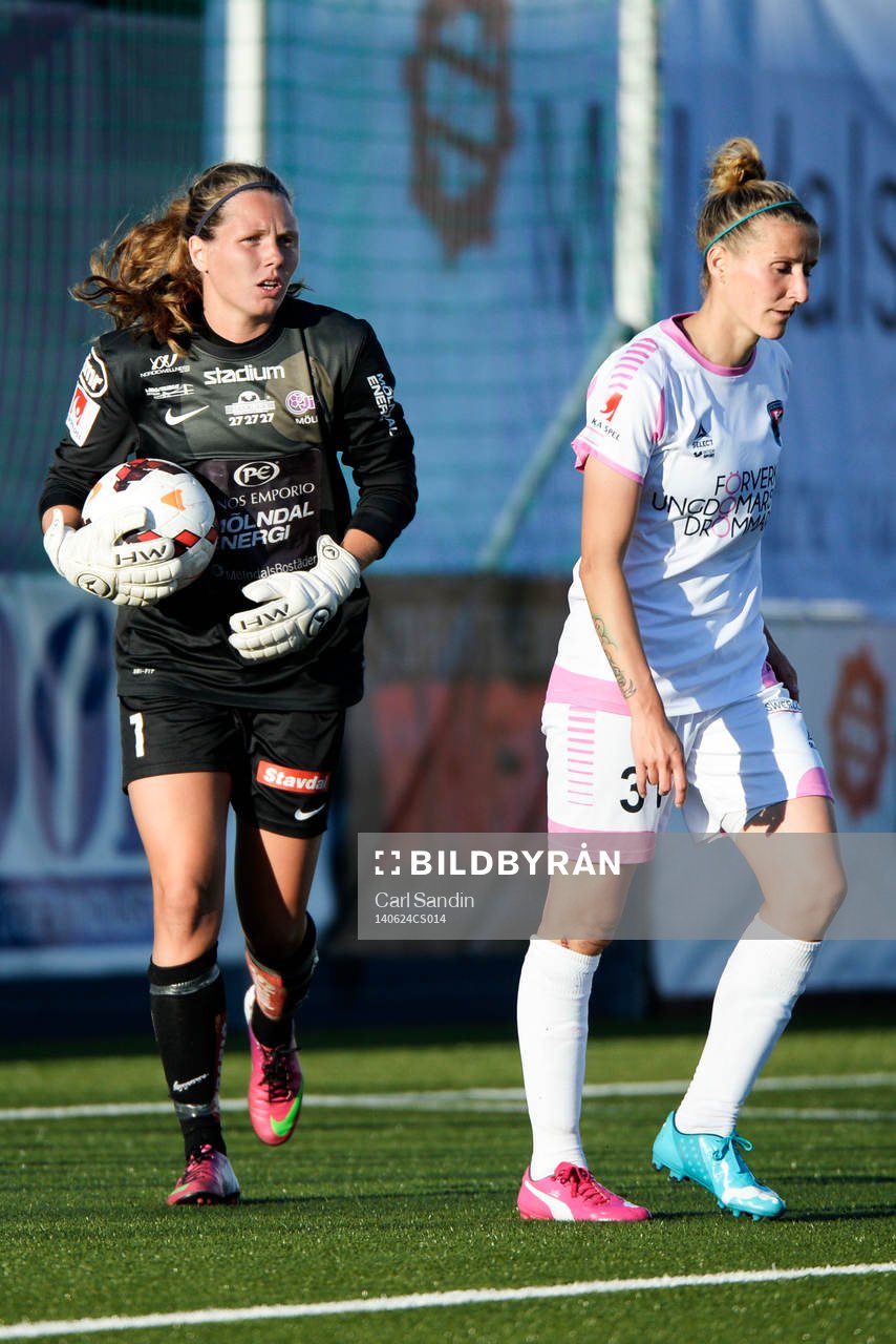 Jitex målvakt Jennifer Falk och Rosengårds Anja Mittag under fotbollsmatchen i damallsvenskan mellan Jitex och Rosengård den 24 maj 2014 i Mölndal.