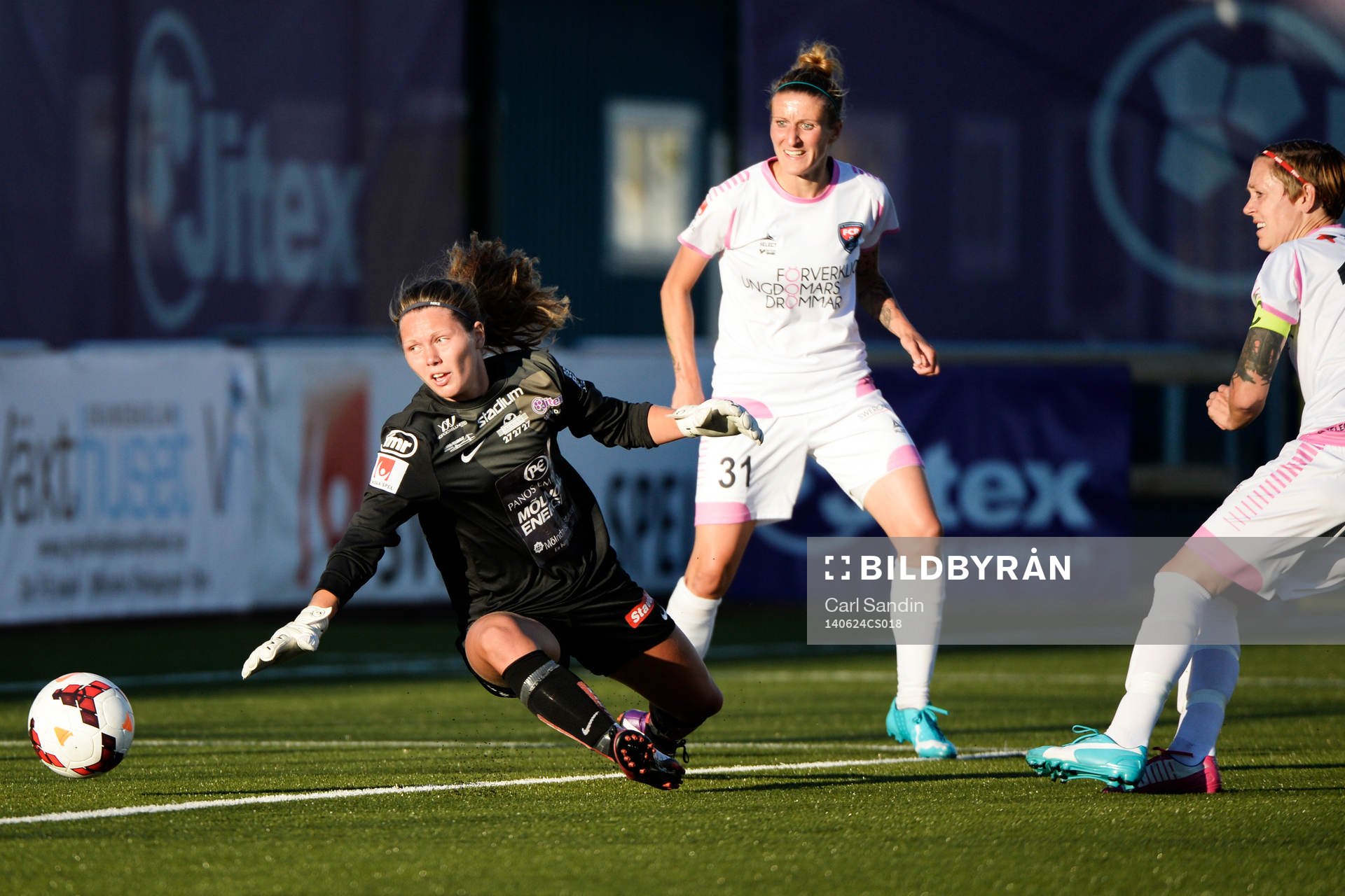 Rosengårds Therese Sjögran  gör 0-1 bakom Jitex målvakt