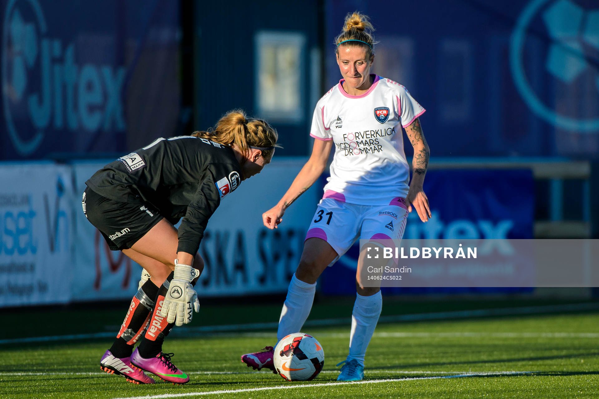 Rosengårds Anja Mittag slår en indirekt frispark framför Jitex målvakt Jennifer Falk under fotbollsmatchen i damallsvenskan mellan Jitex och Rosengård den 24 maj 2014 i Mölndal.