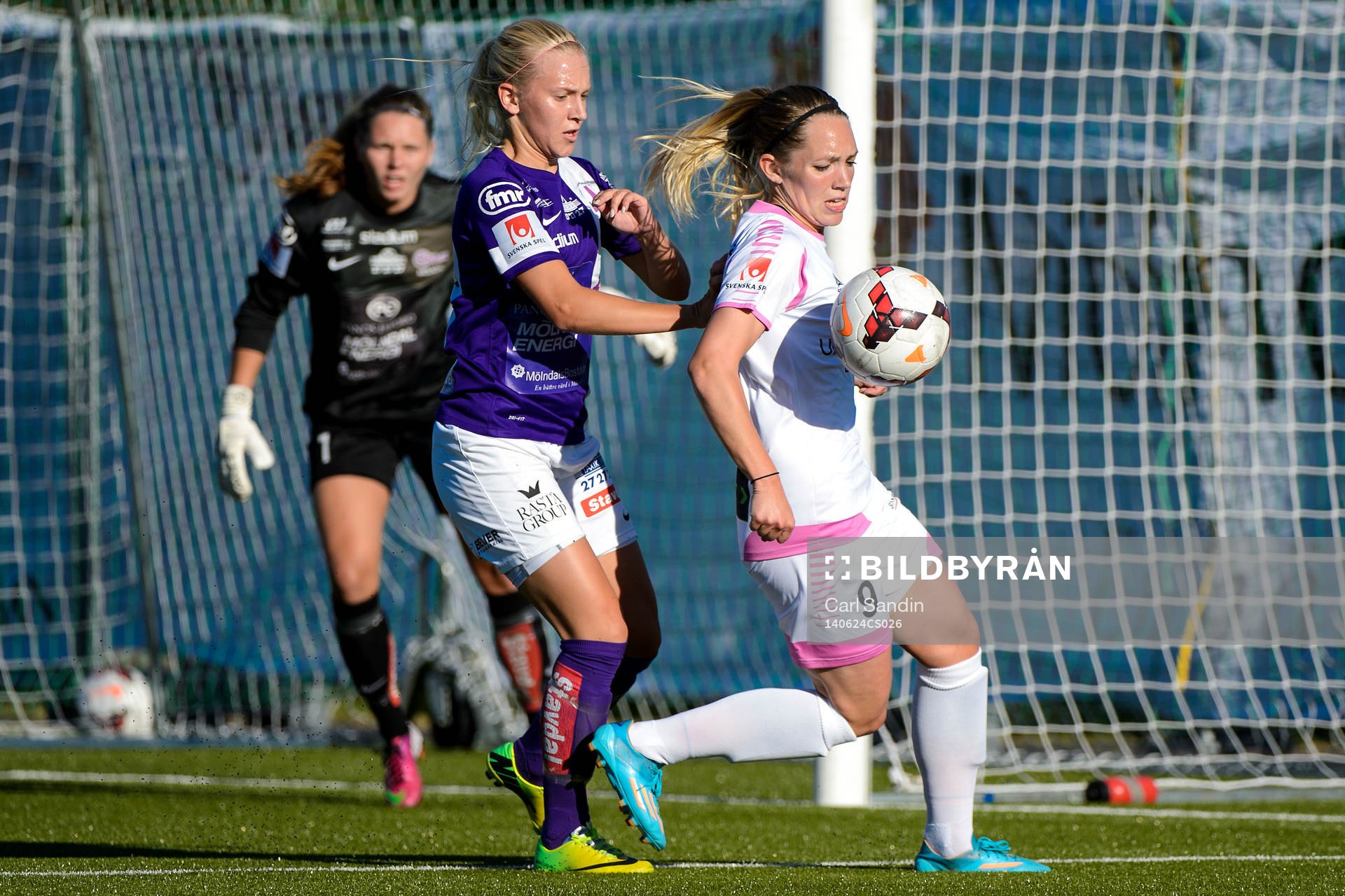 Jitex Maja Träff Williams jagar Rosengårds Elin Rubensson under fotbollsmatchen i damallsvenskan mellan Jitex och Rosengård den 24 maj 2014 i Mölndal.