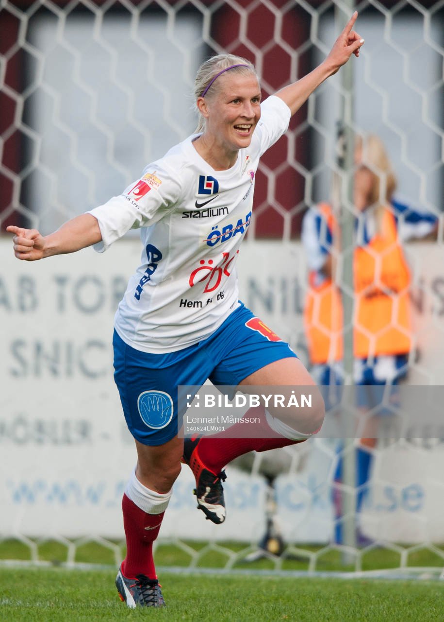 Örebros Sanna Talonen har gjort 0-1 och jublar i matchen i