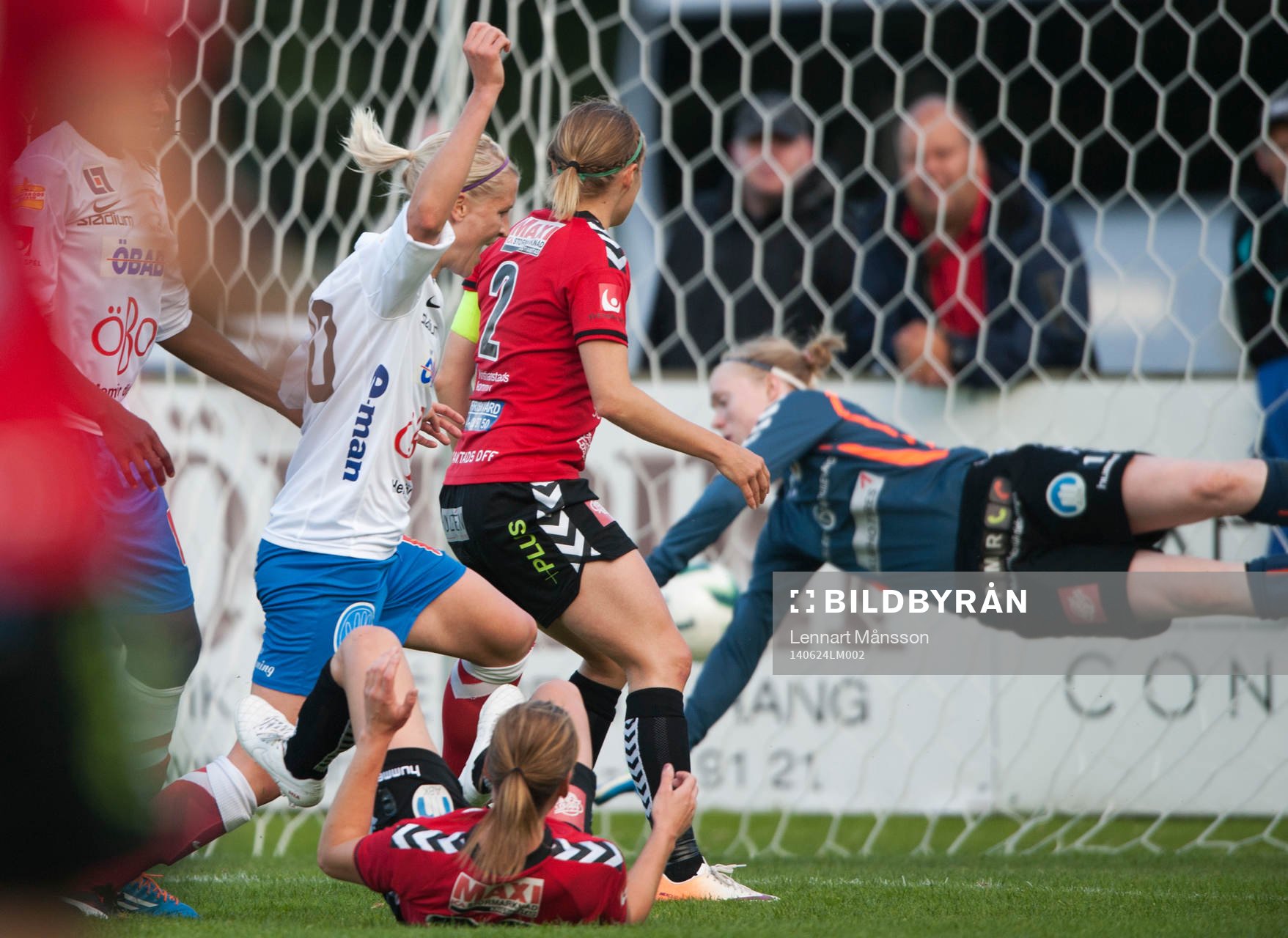 Örebros Sanna Talonen gör 0-1 bakom Kristianstads