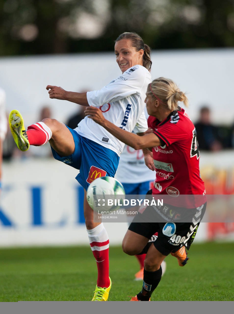 Örebros Lucie Martinkova och Kristianstads Therese Björck i matchen i damallsvenskan mellan Kristianstad och Örebro i Kristianstad 24 juni.