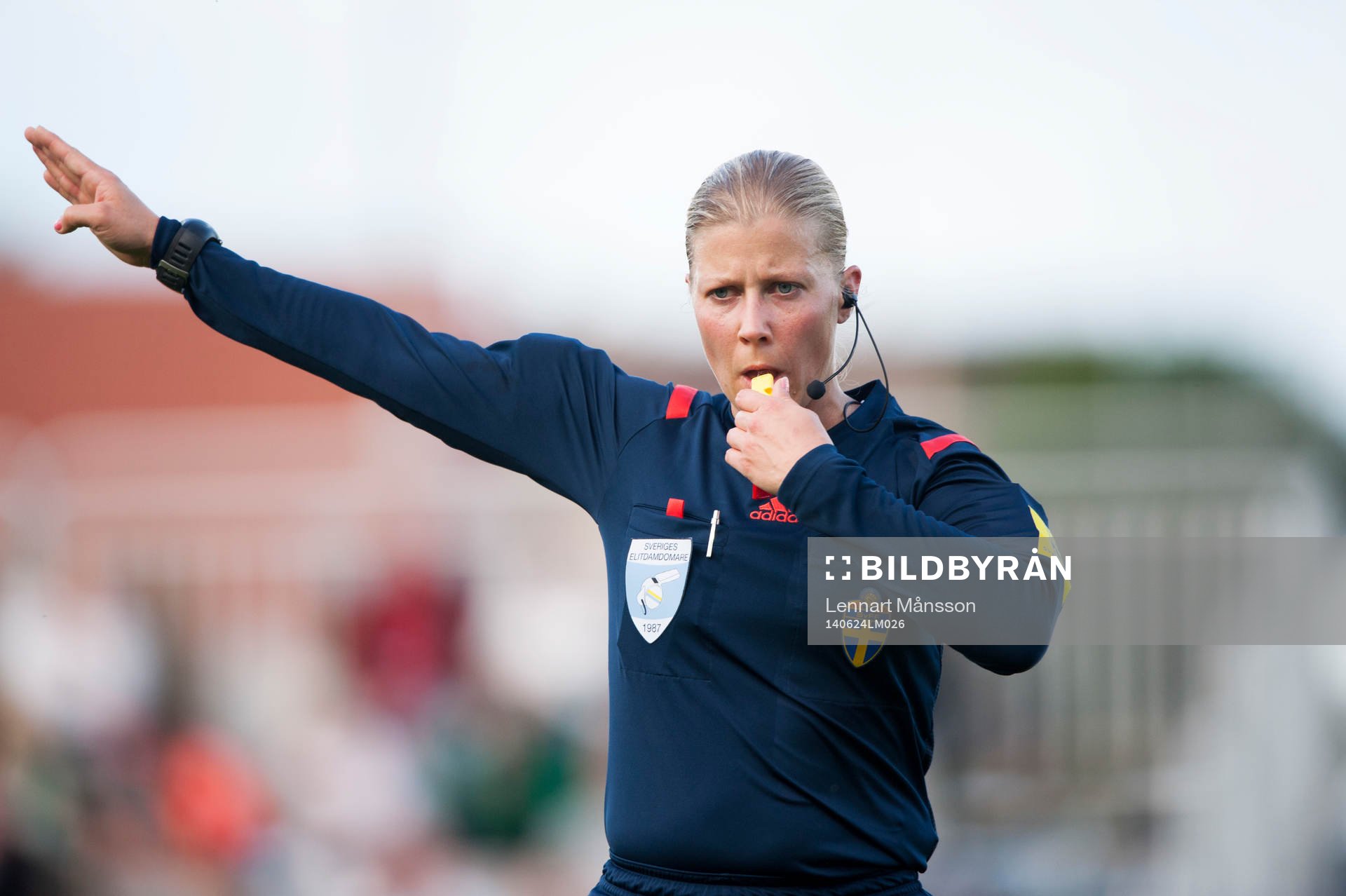 Domaren Sandra Fogelberg i matchen i damallsvenskan mellan