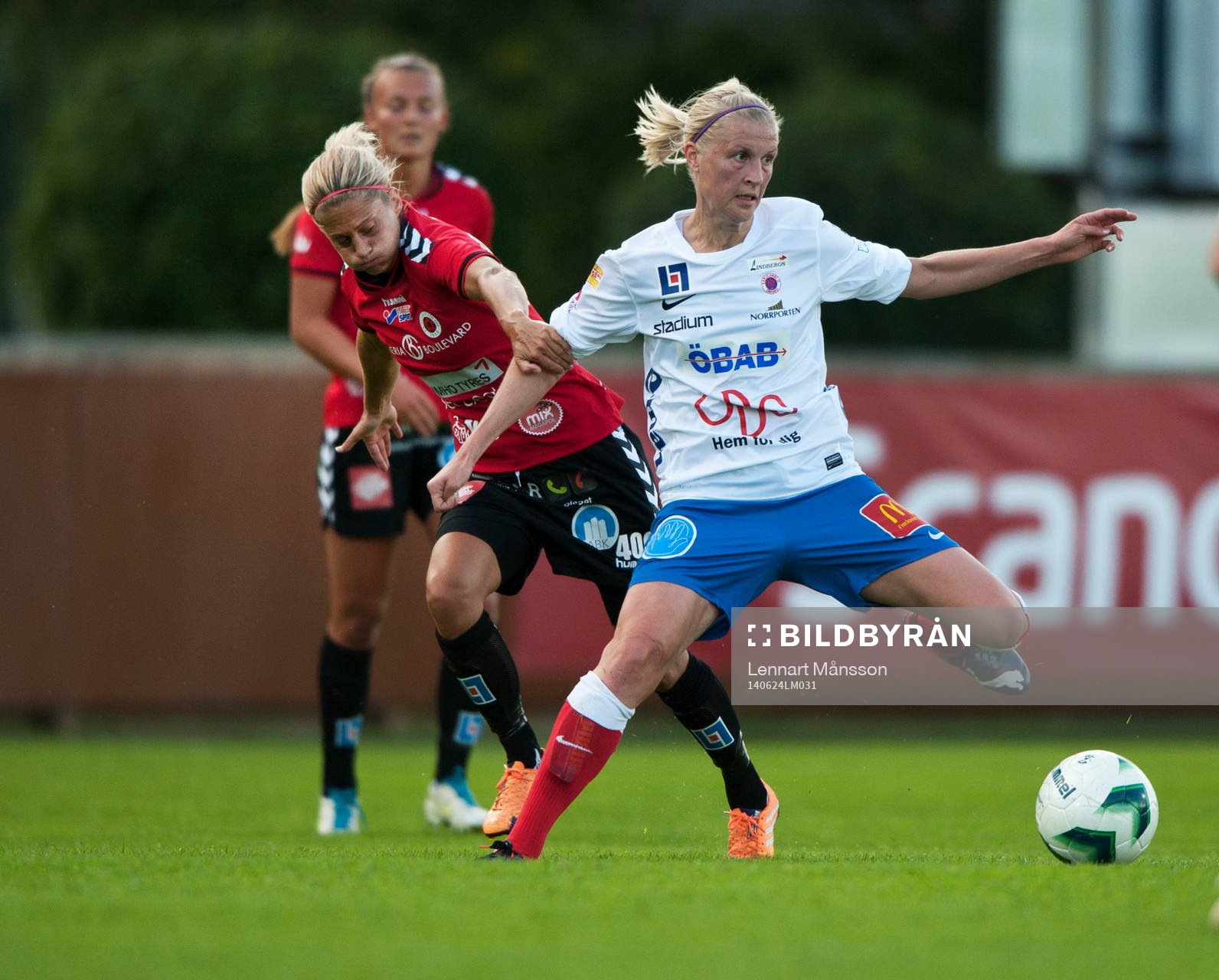 Kristianstads Therese Björck tar tag i Örebros Sanna