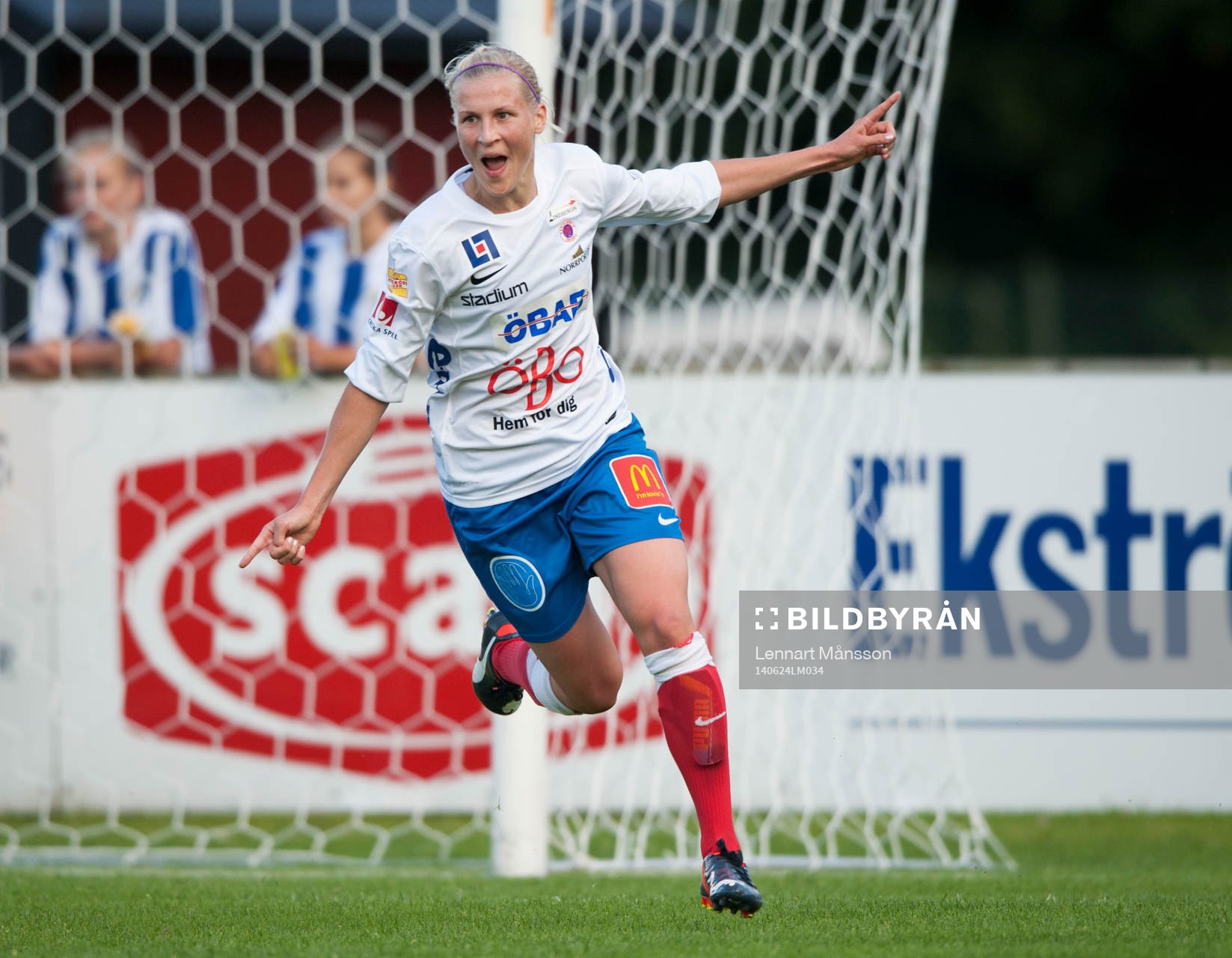 Örebros Sanna Talonen har gjort 0-1 i matchen i