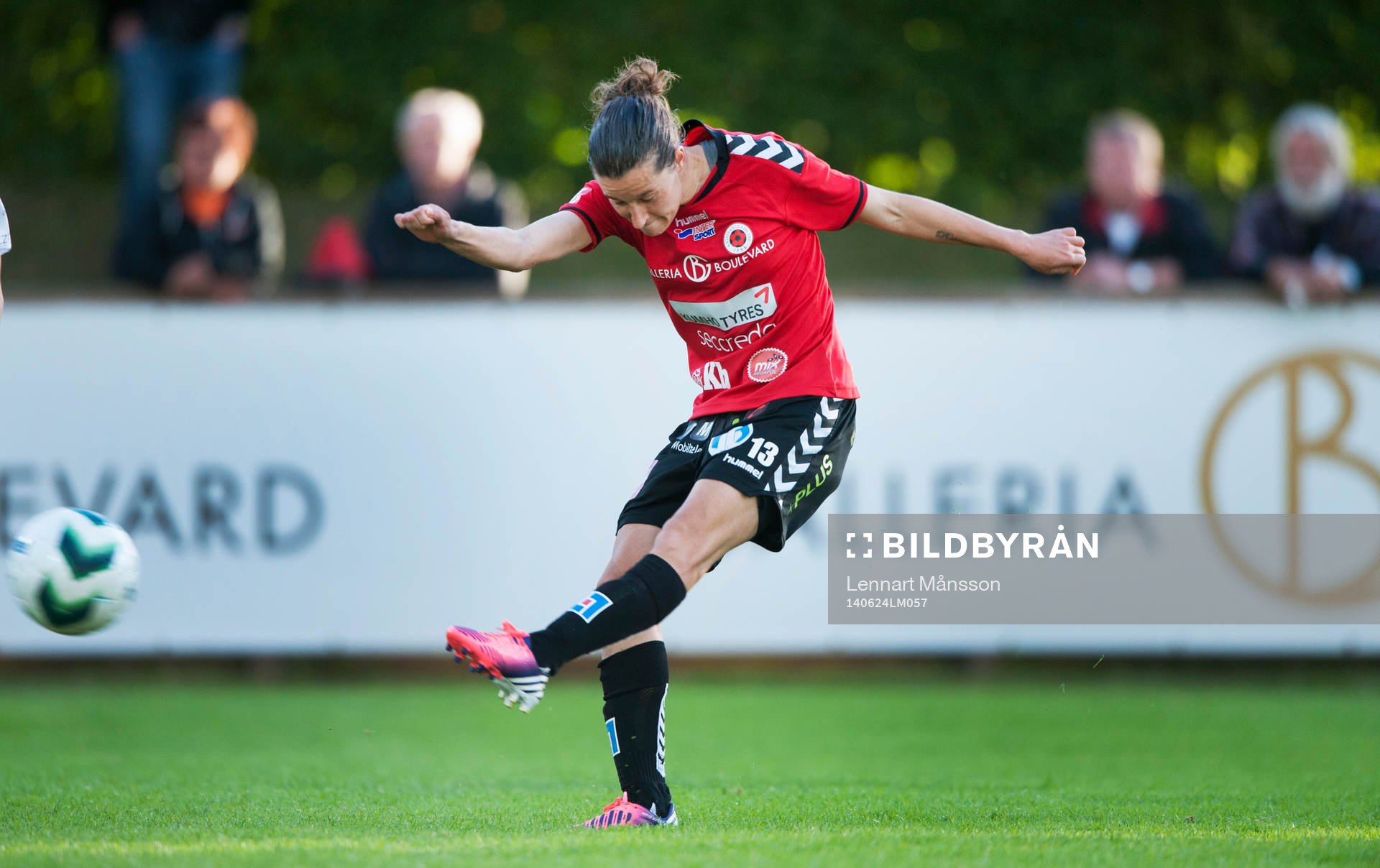 Kristianstads Johanna Rasmussen skjuter  i matchen i