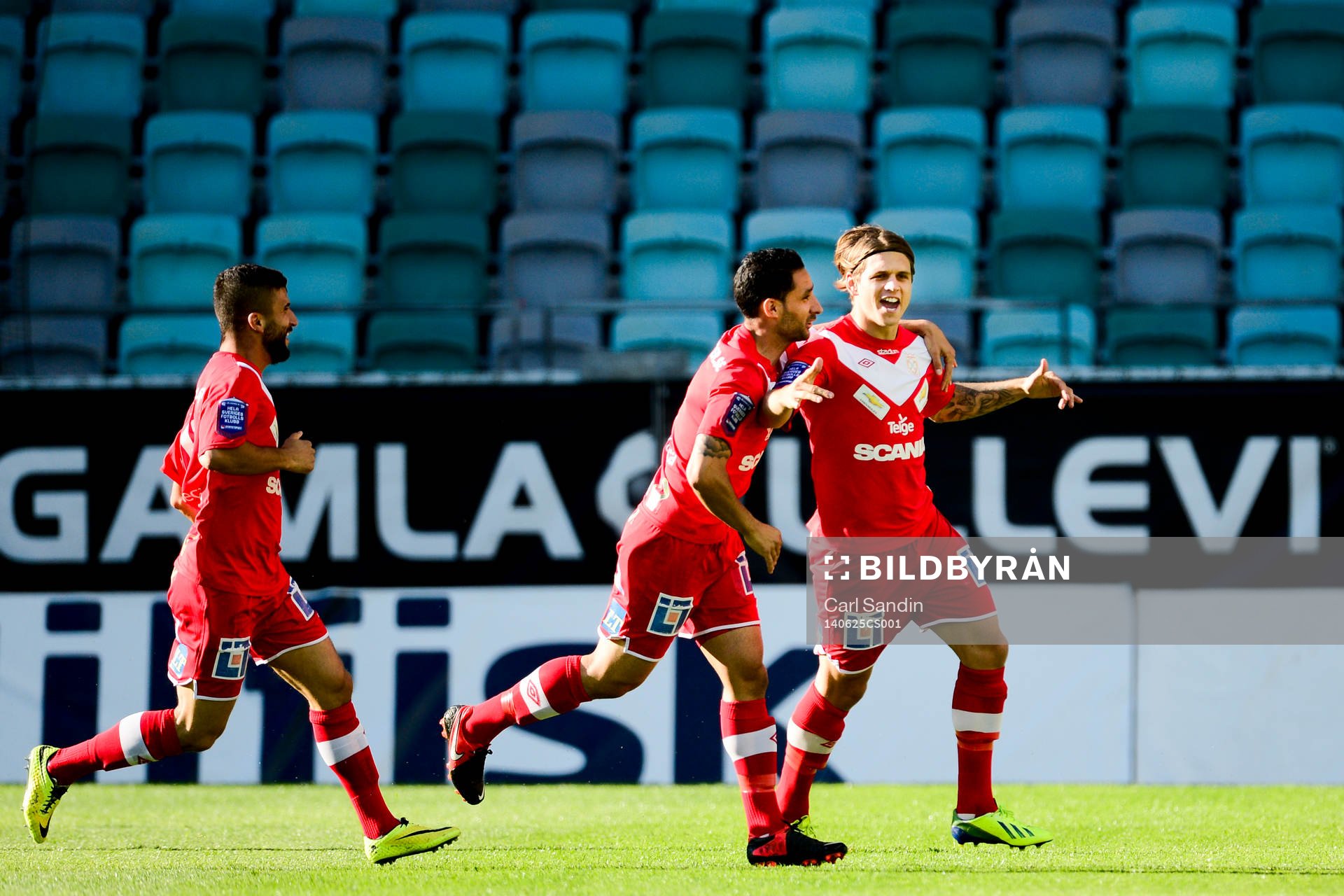 Assyriskas Fredrik Holster (th) jublar efter 0-1 under fotbollsmatchen i superettan mellan GAIS och Assyriska den 25 juni 2014 i Göteborg.