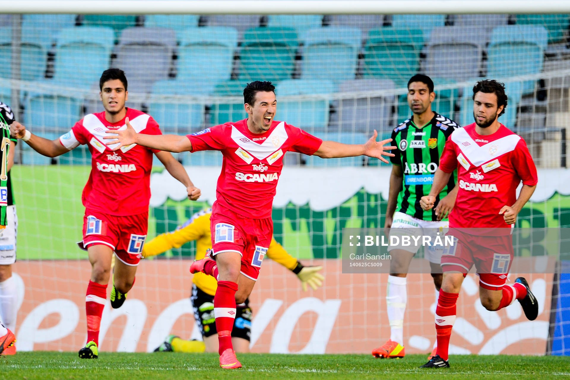 Assyriskas Fuad Hyseni (m) jublar