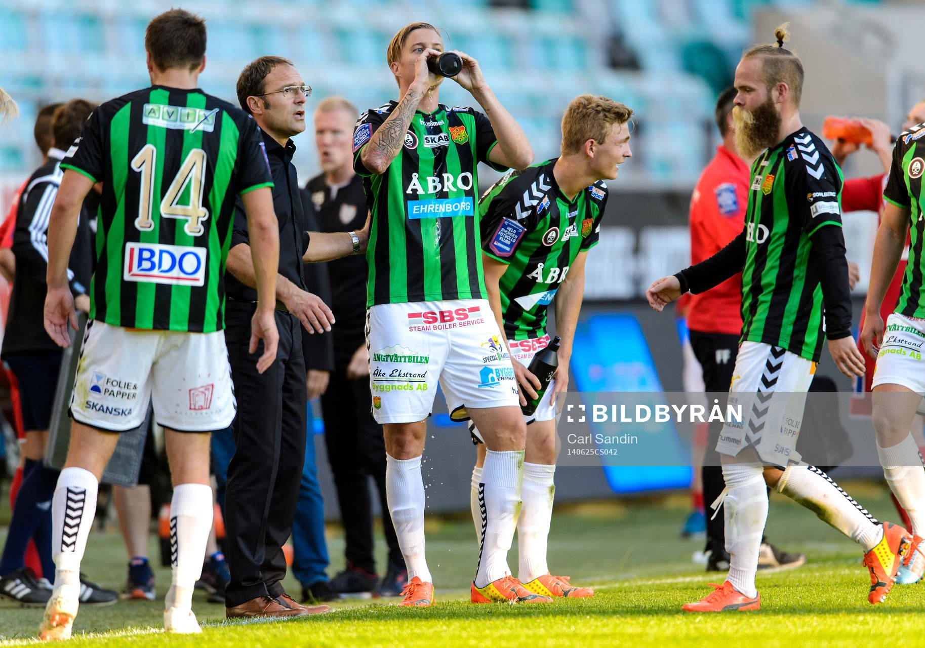 GAIS tränare Per-Ola Ljung pratar med GAIS Andreas Drugge