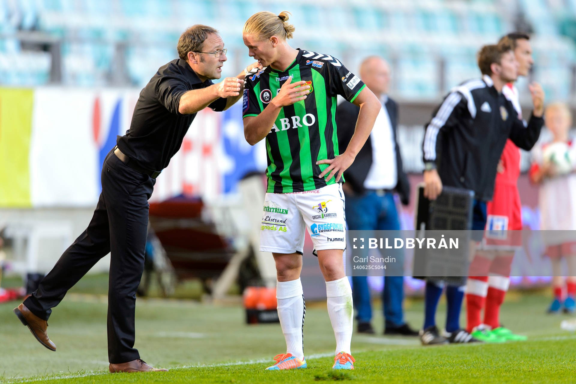 GAIS tränare Per-Ola Ljung pratar med Emil Eliasson