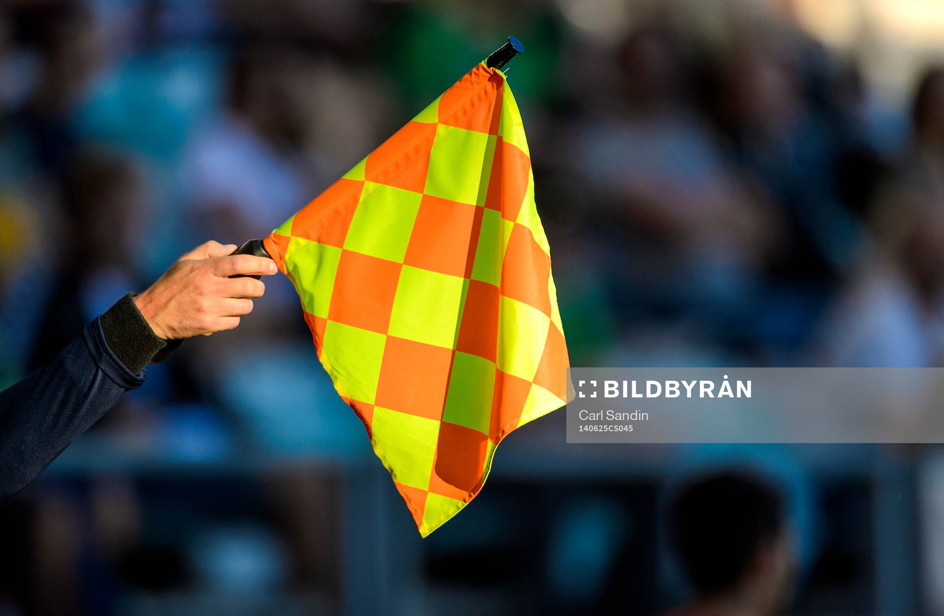 En domare tecknar offside under fotbollsmatchen i superettan mellan GAIS och Assyriska den 25 juni 2014 i Göteborg.