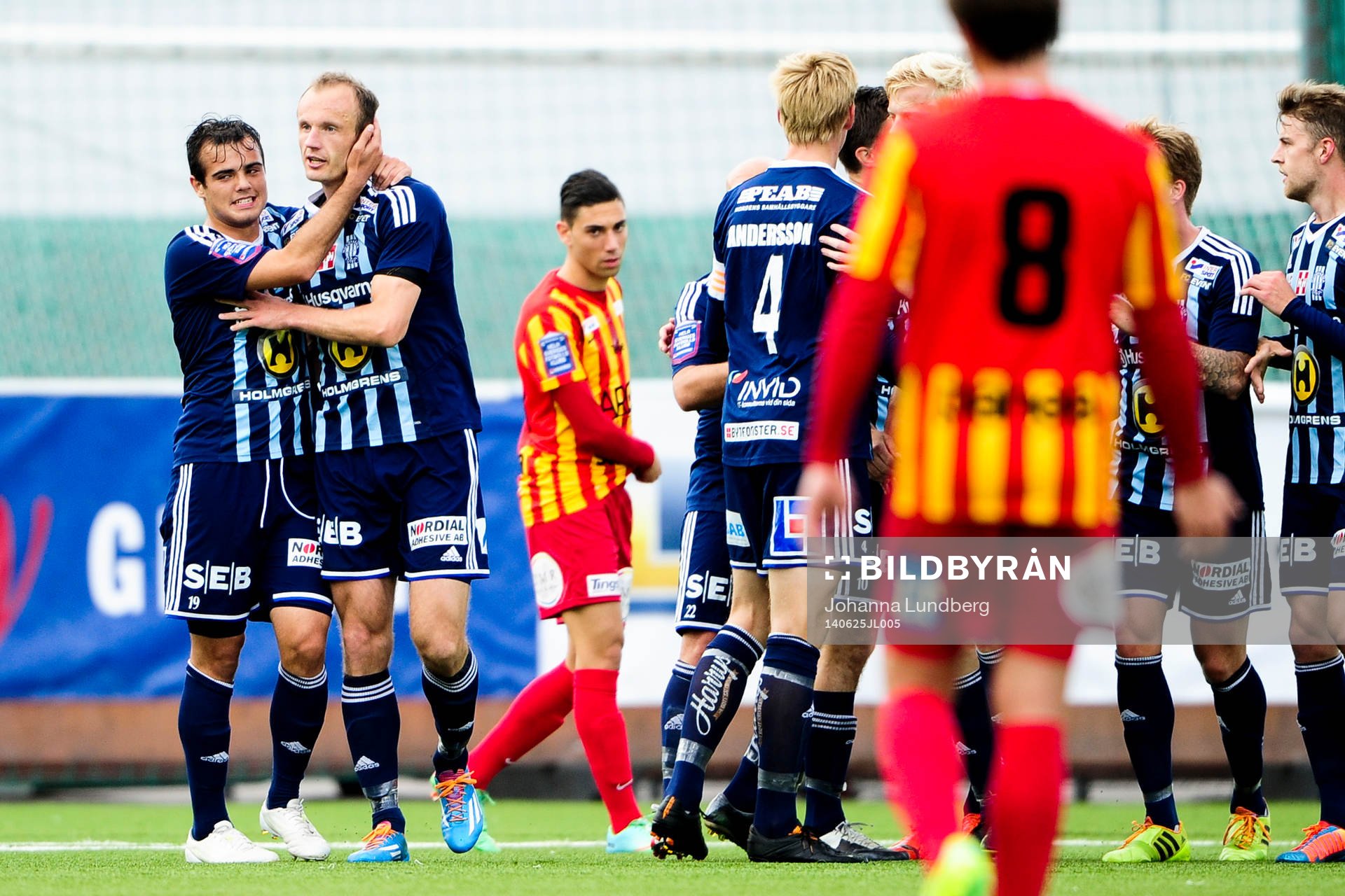 Husqvarna firar efter 1-1 genom Dragan Kapcevic under fotbollsmatchen i Superettan mellan Syrianska och Husqvarna den 25 juni 2014 i Stockholm.