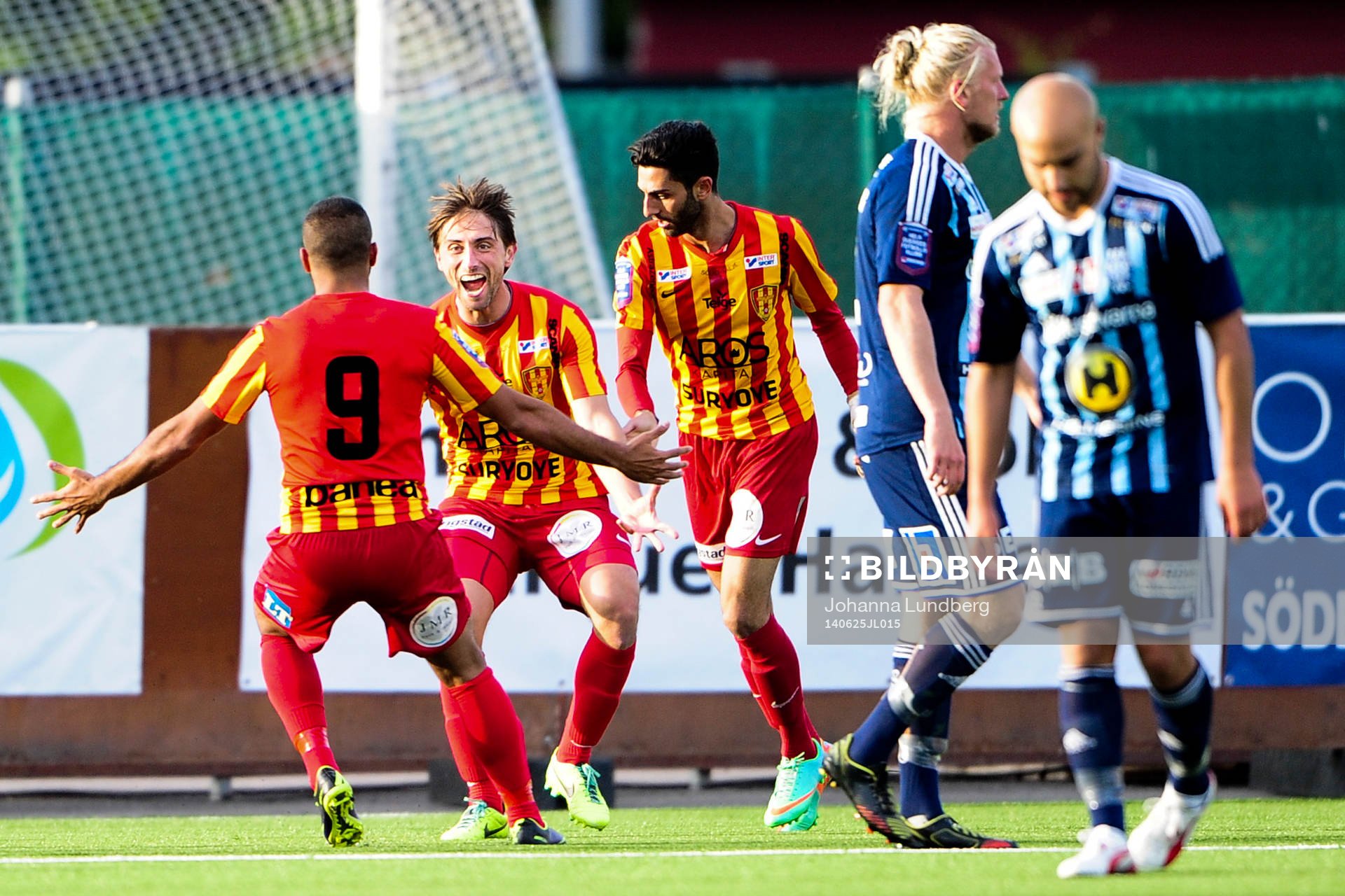 Syrianska firar efter 3-1 genom Nikola Grubjesic under fotbollsmatchen i Superettan mellan Syrianska och Husqvarna den 25 juni 2014 i Stockholm.