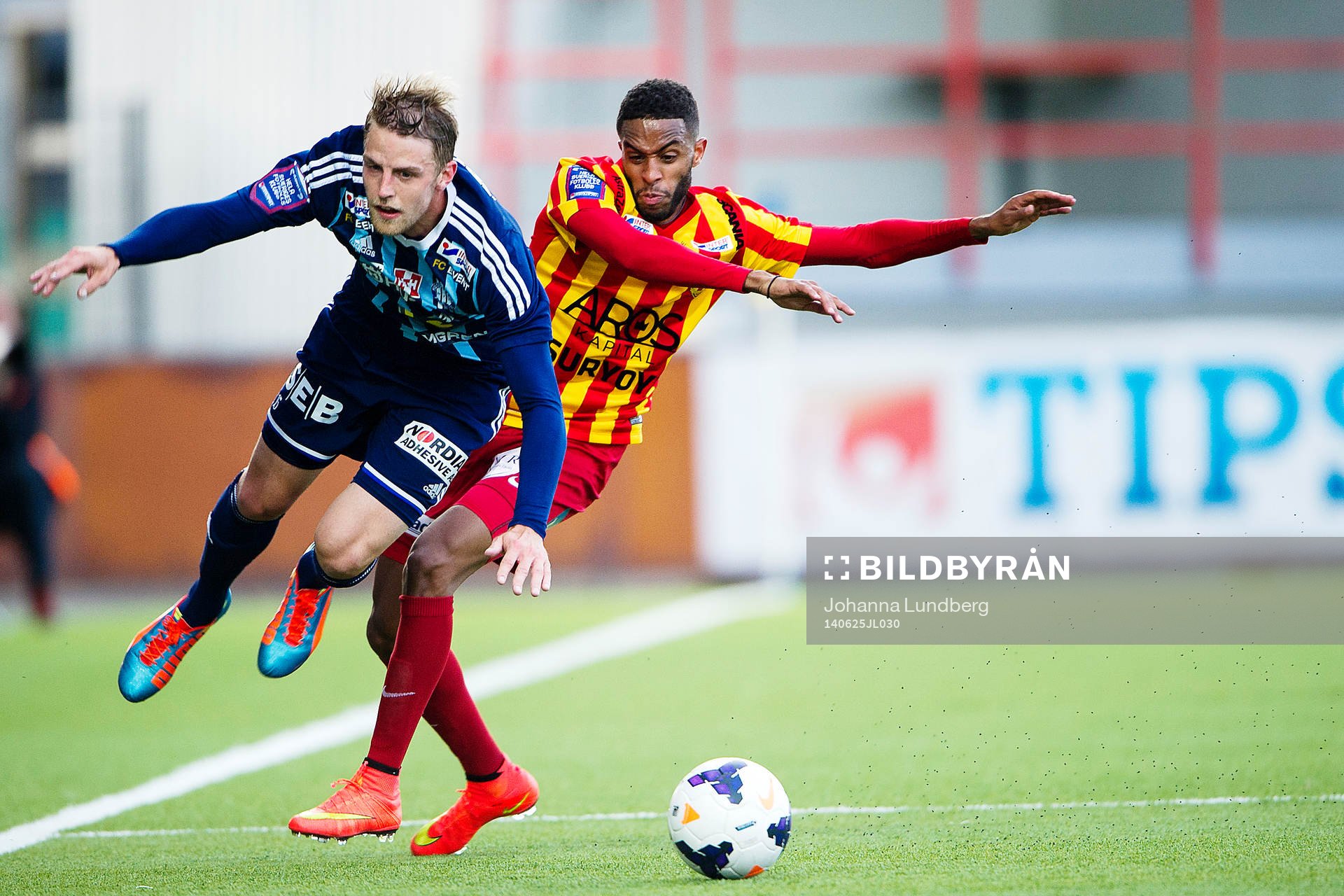 Husqvarnas Thomas Hansson i kamp med Syrianskas Yussuf Saleh under fotbollsmatchen i Superettan mellan Syrianska och Husqvarna den 25 juni 2014 i Stockholm.
