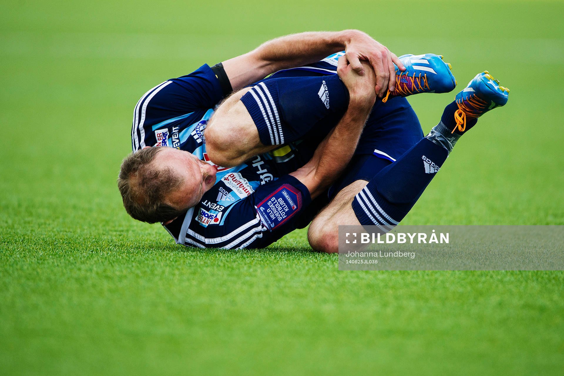 Husqvarnas Dragan Kapcevic har ont efter en duell under fotbollsmatchen i Superettan mellan Syrianska och Husqvarna den 25 juni 2014 i Stockholm.