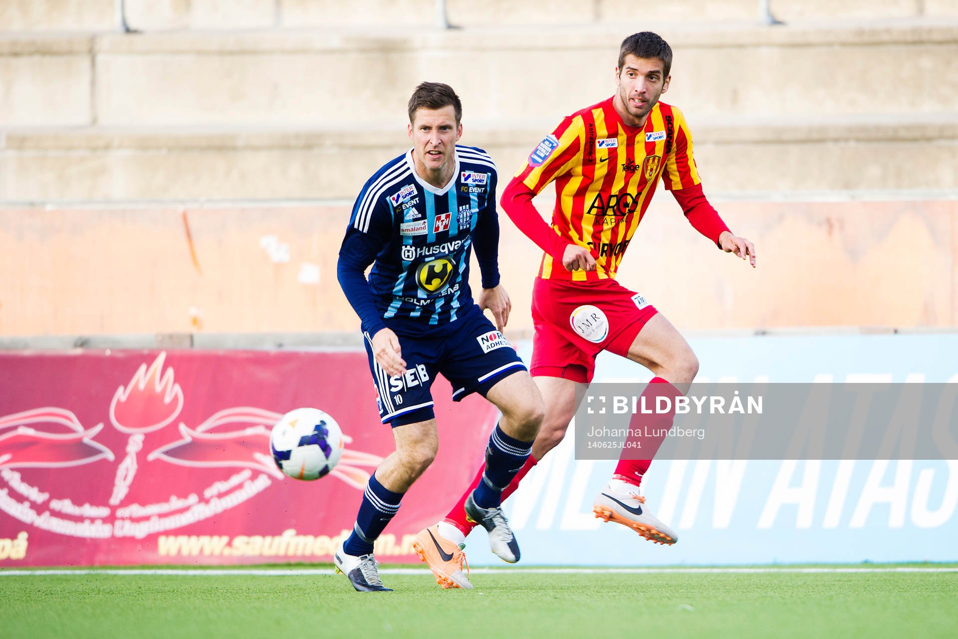 Husqvarnas Andreas Tegström i kamp med Syrianskas Uros Delic under fotbollsmatchen i Superettan mellan Syrianska och Husqvarna den 25 juni 2014 i Stockholm.