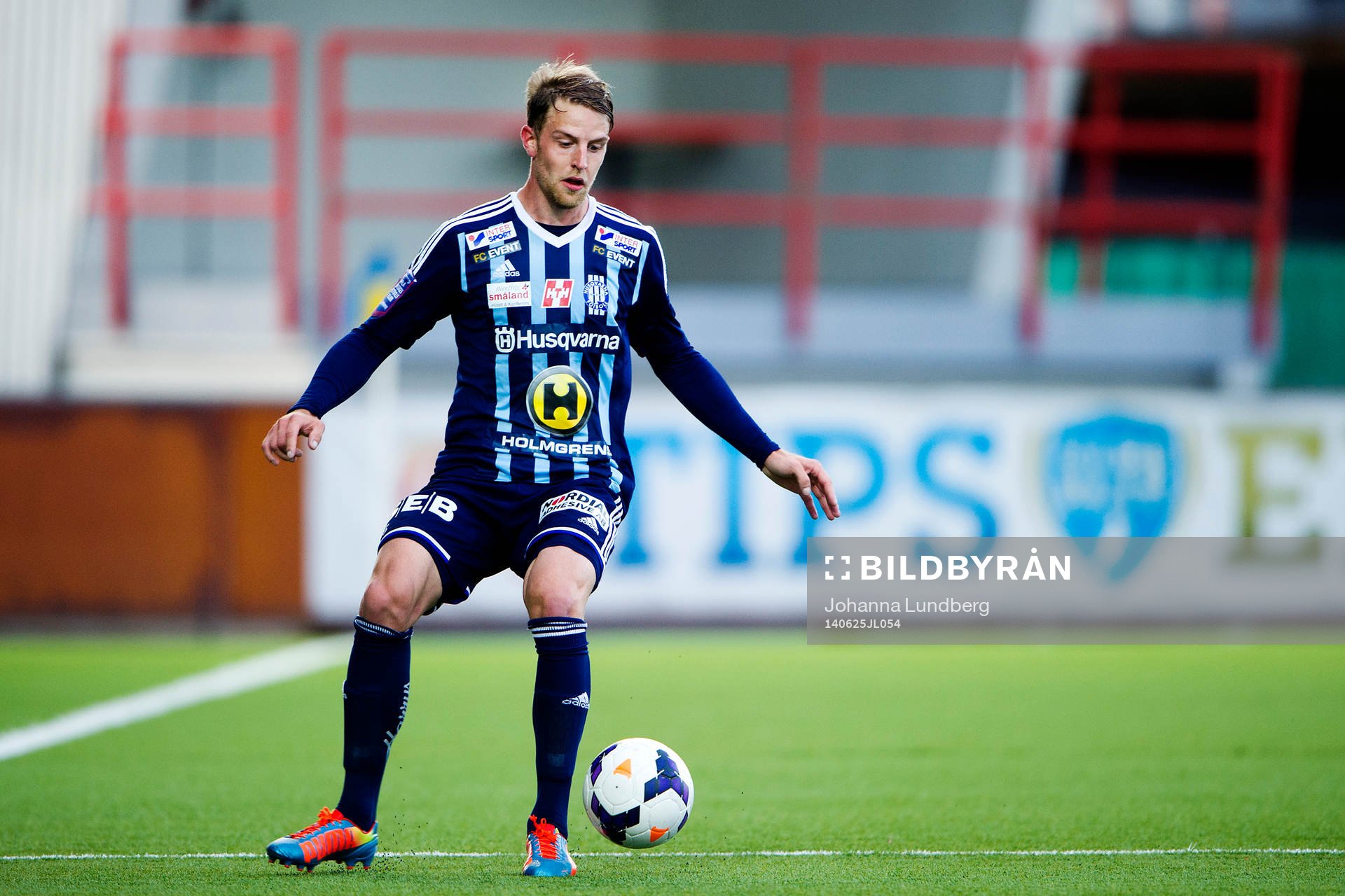 Husqvarnas Thomas Hansson under fotbollsmatchen i Superettan mellan Syrianska och Husqvarna den 25 juni 2014 i Stockholm. 