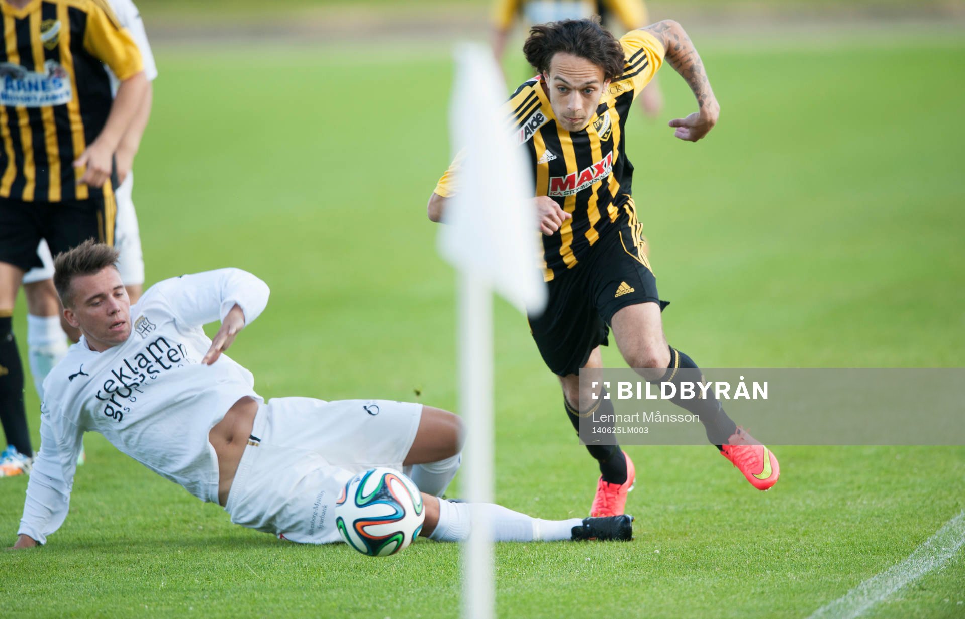 IFK Hässleholms Karim Al-Asi glidtacklas i matchen i