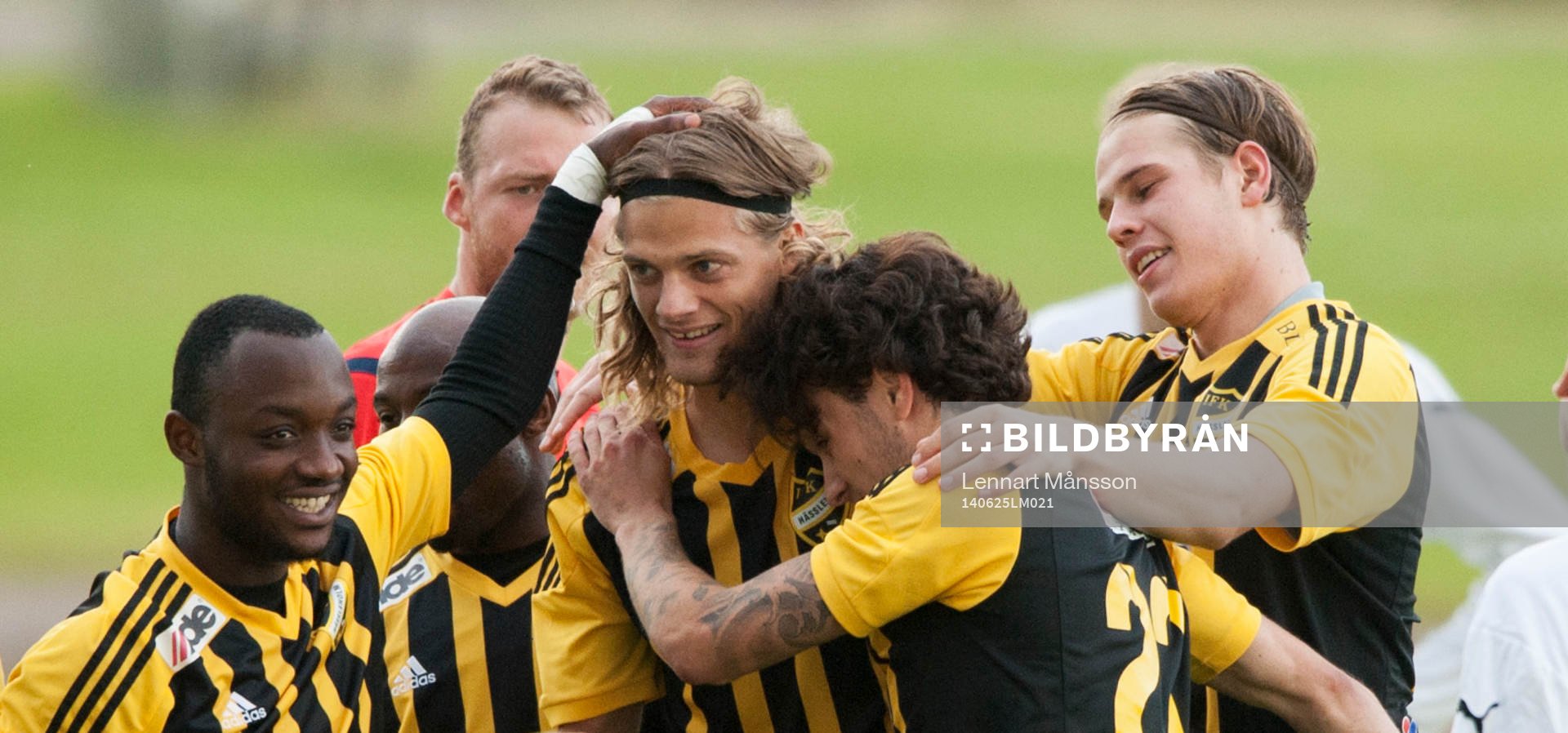 IFK Hässleholms Linus Karlsson har gjort 1-0 och grattas i