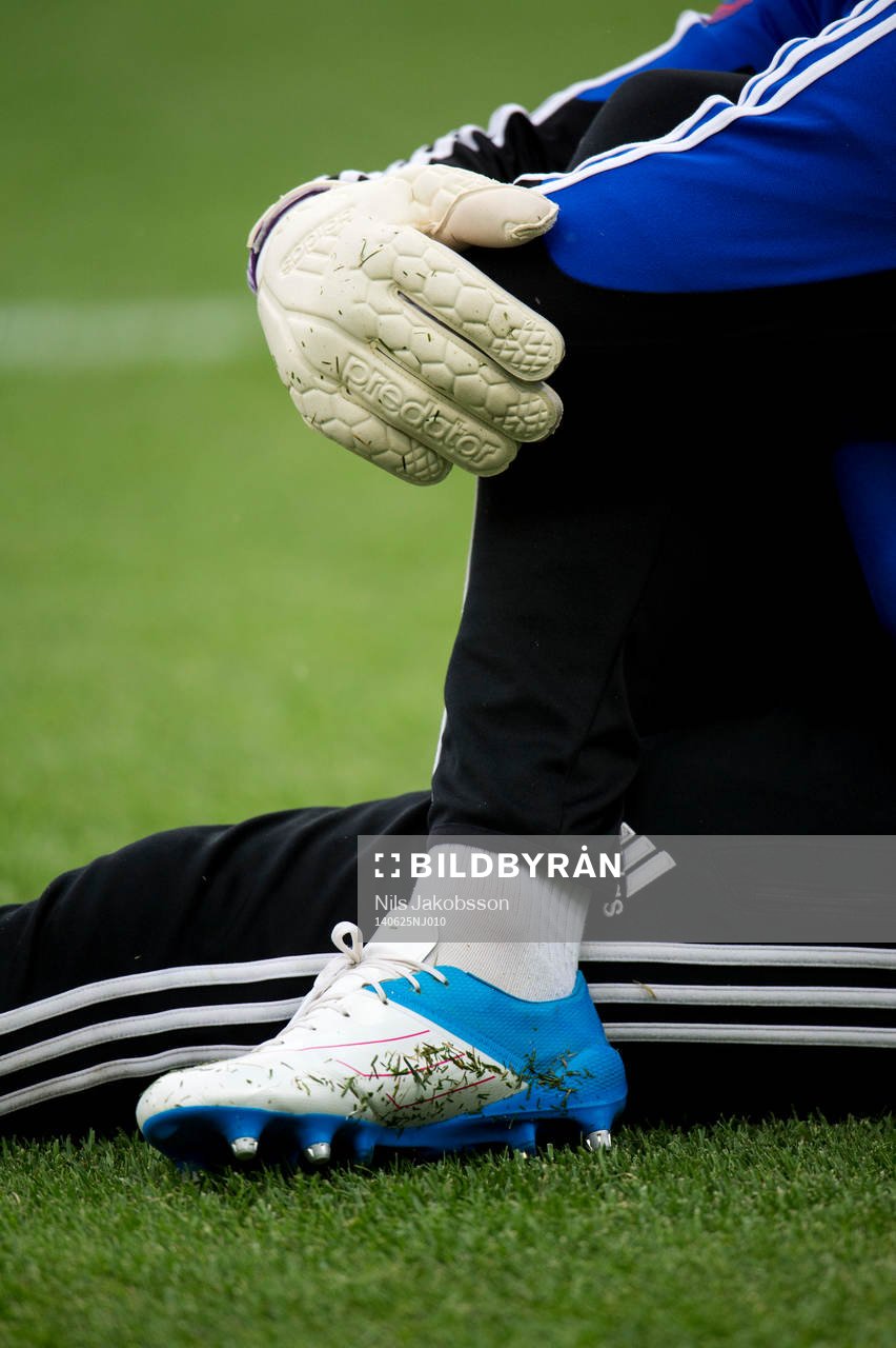 GIF Sundsvalls målvakt Tommy Naurin stretchar inan fotbollsmatchen i superettan mellan Landskrona BOIS och GIF Sundsvall den 25 juni 2014 i Landskrona.