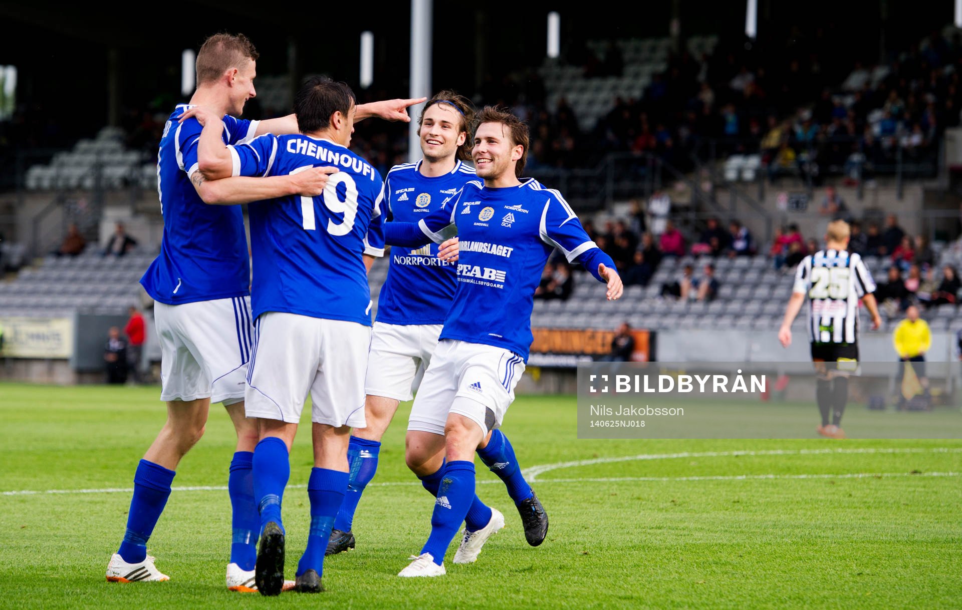 GIF Sundsvalls Johan Eklund har gjort 0-1 och jublar med