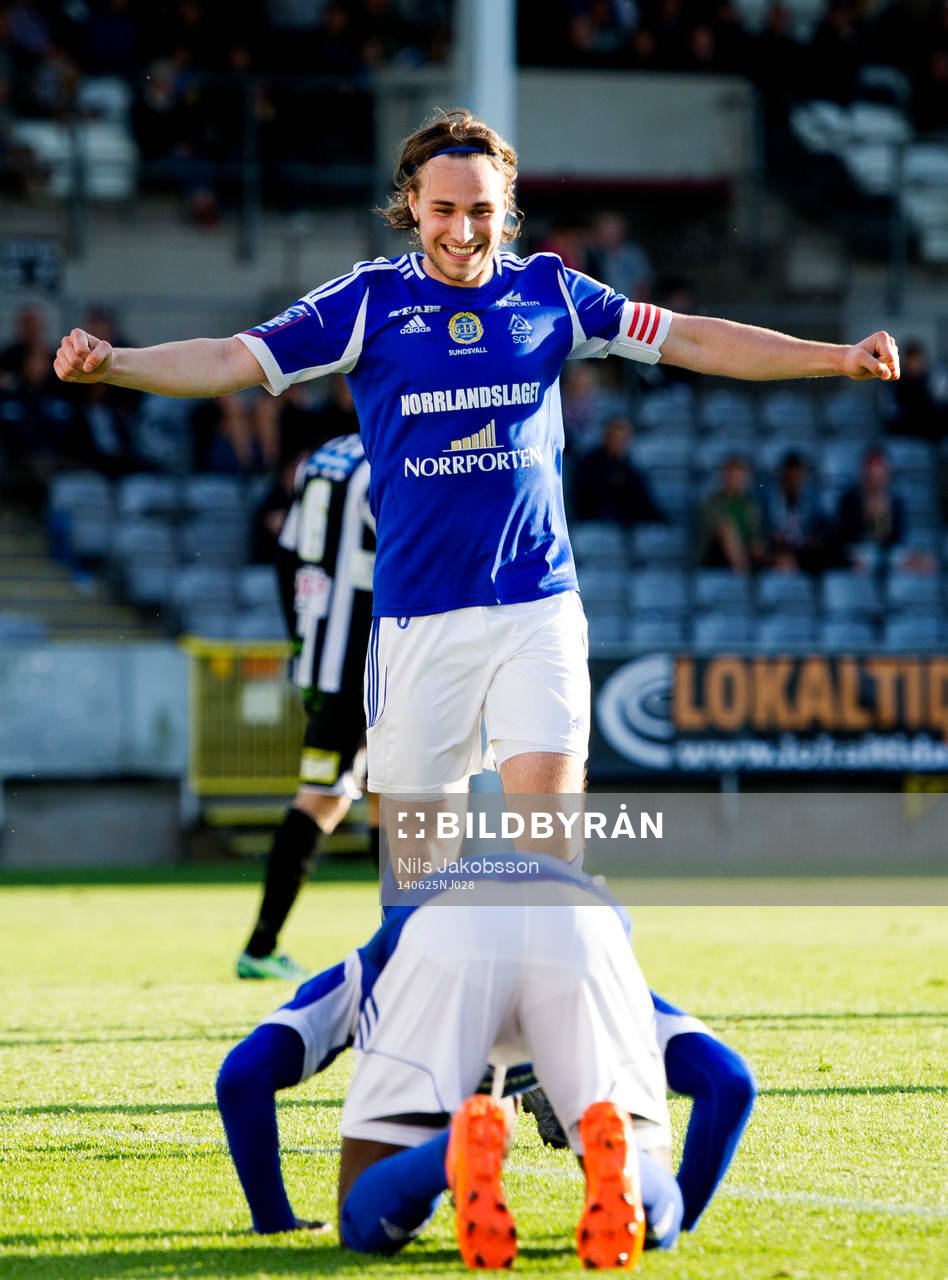 GIF Sundsvalls Kevin Walker jublar med målskytten Pa Dibba