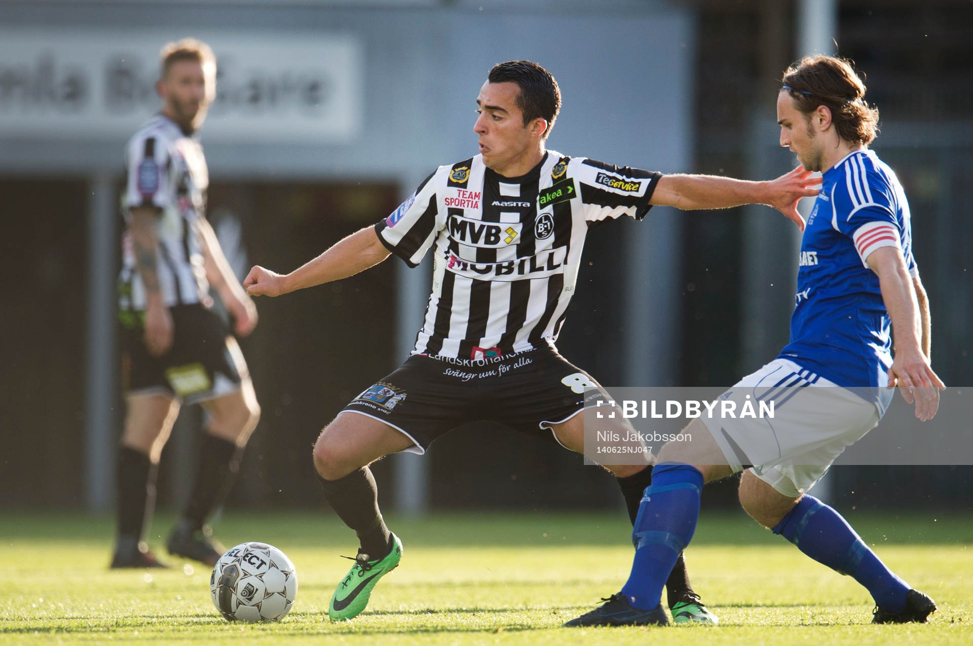 Landskronas Paul Torres och GIF Sundsvalls Kevin Walker