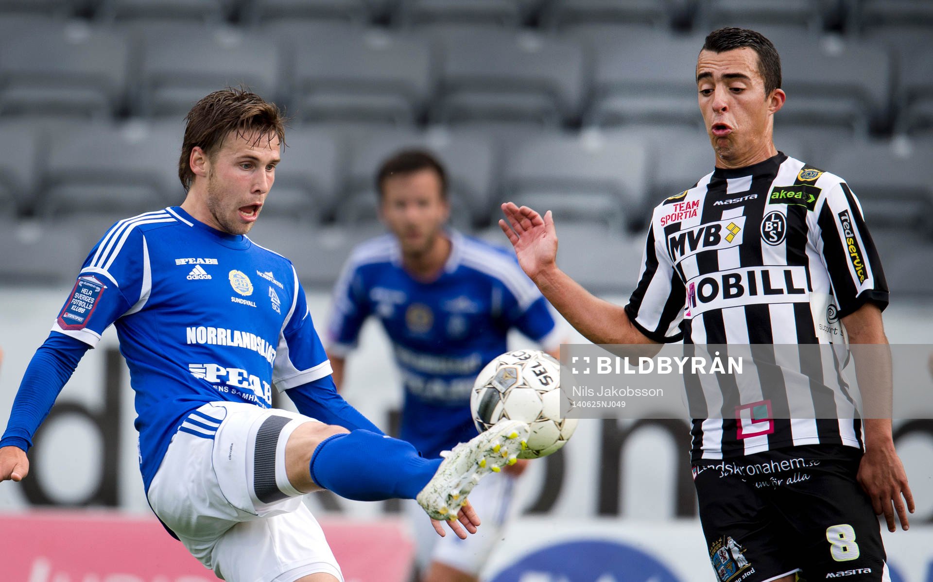 GIF Sundsvalls Daniel Sliper plockar ner bollen framför