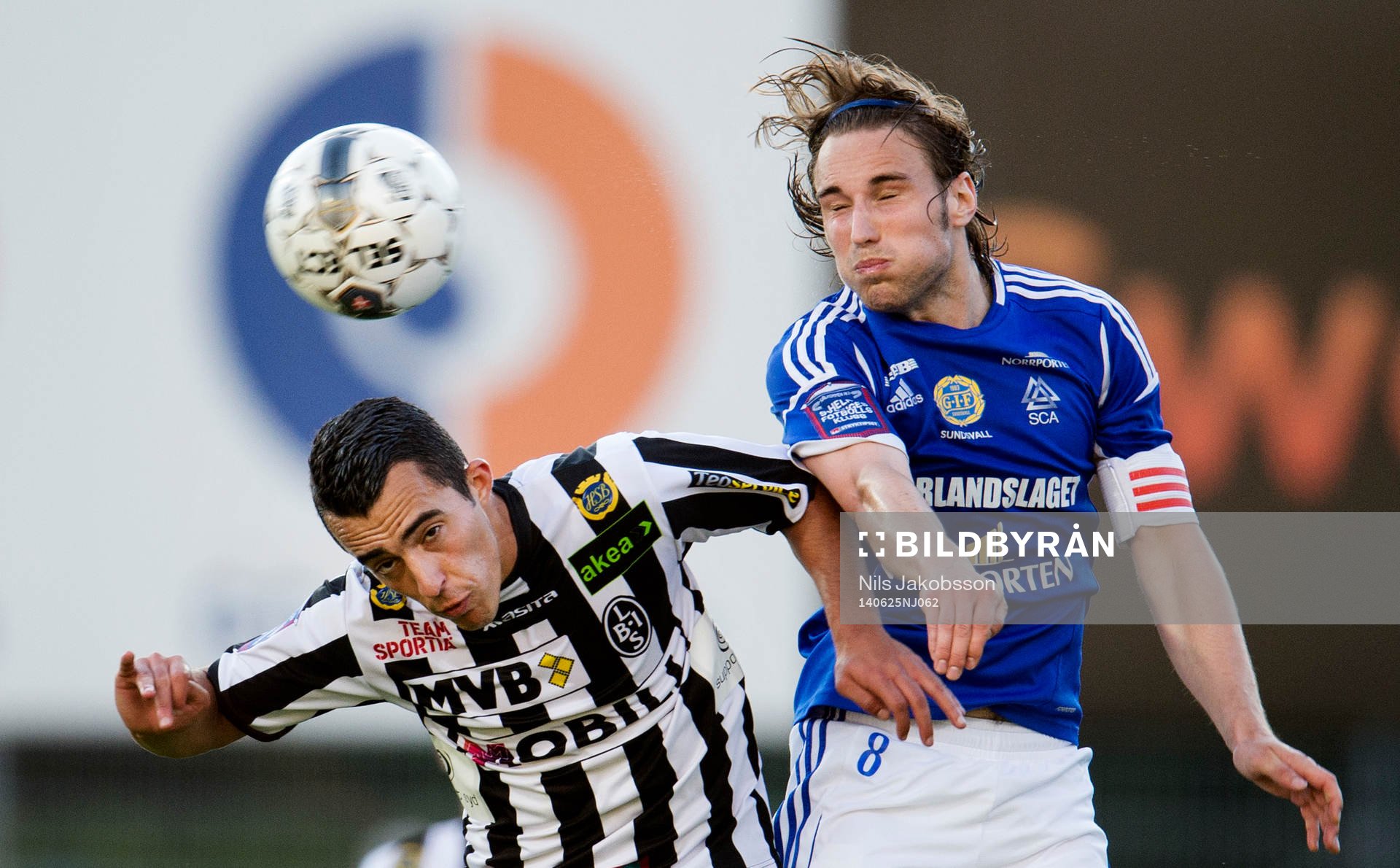 Landskronas Paul Torres och GIF Sundsvalls Kevin Walker