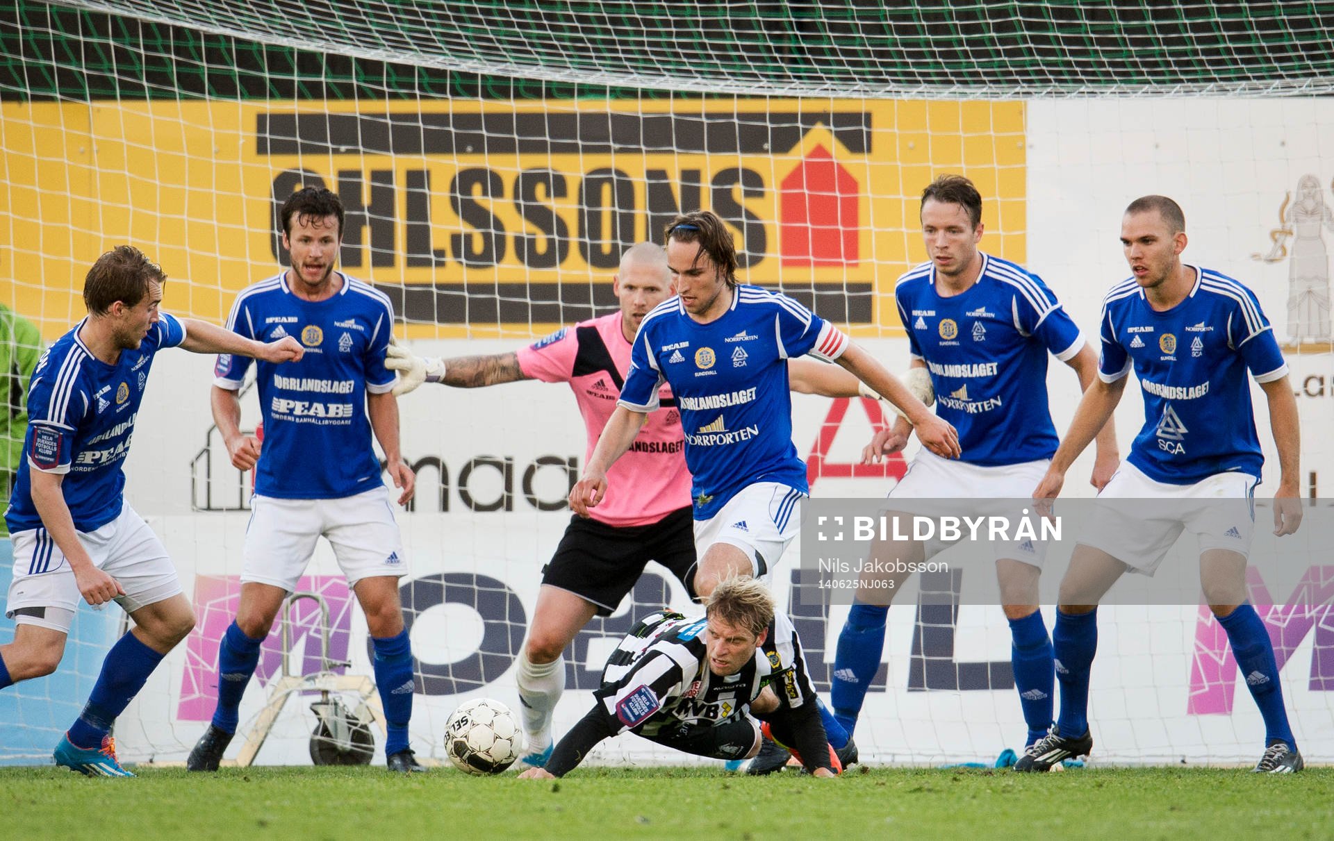 Landskronas Martin Rudolfsson är ensam mot GIF Sundsvalls Rúnar Már Sigurjónsson, Robert Lundström, målvakt Tommy Naurin, Kevin Walker, Jón Guðni Fjóluson, Marcus Danielson under fotbollsmatchen i superettan mellan Landskrona BOIS och GIF Sundsvall den 25 juni 2014 i Landskrona.